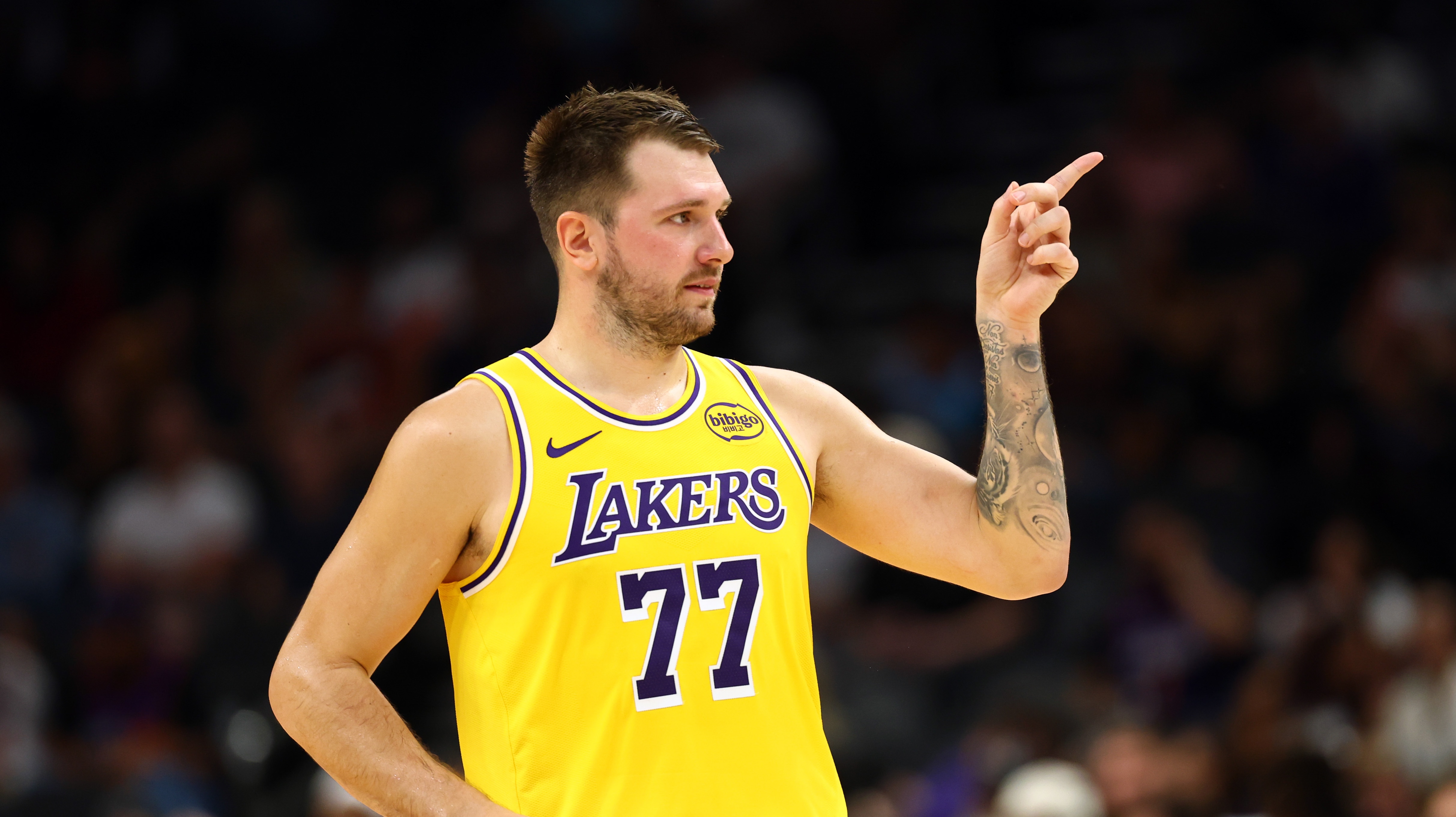 Luka Dončić pours in 25 points in preseason debut against Suns