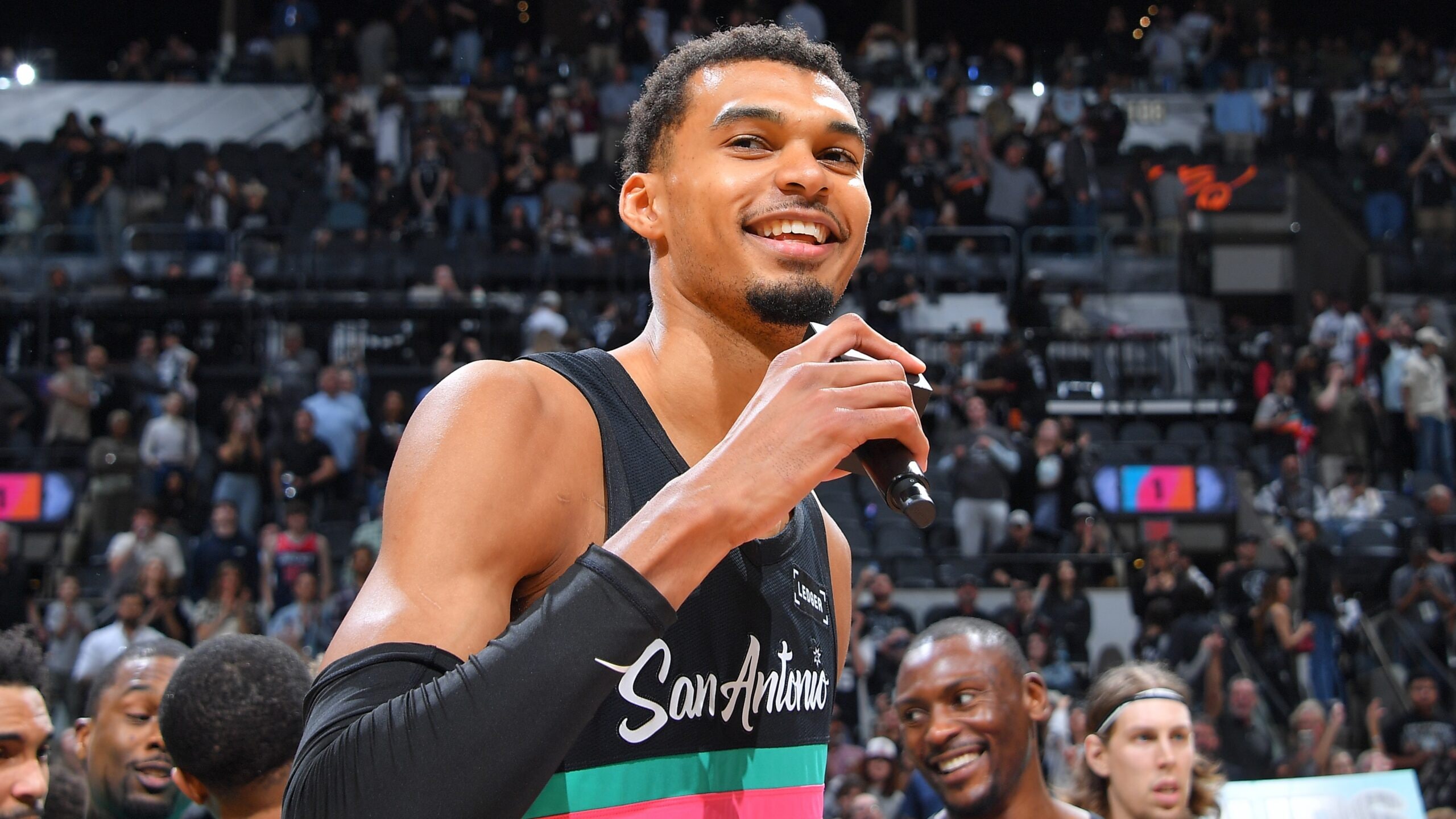 Spurs defeat Thunder on action-packed night featuring 28 teams