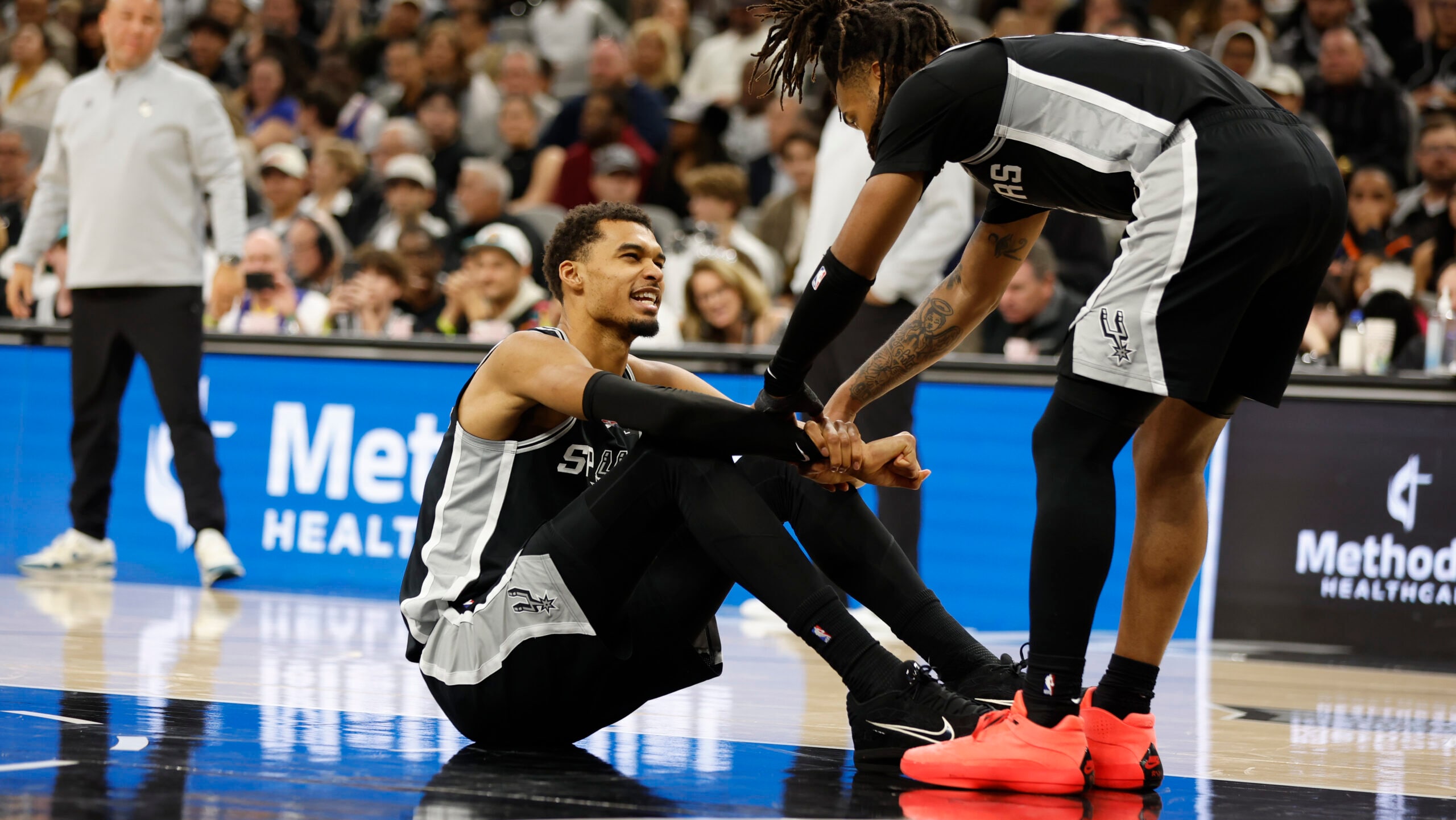 Spurs' Victor Wembanyama leaves game vs. Knicks with 'slight' left knee hyperextension