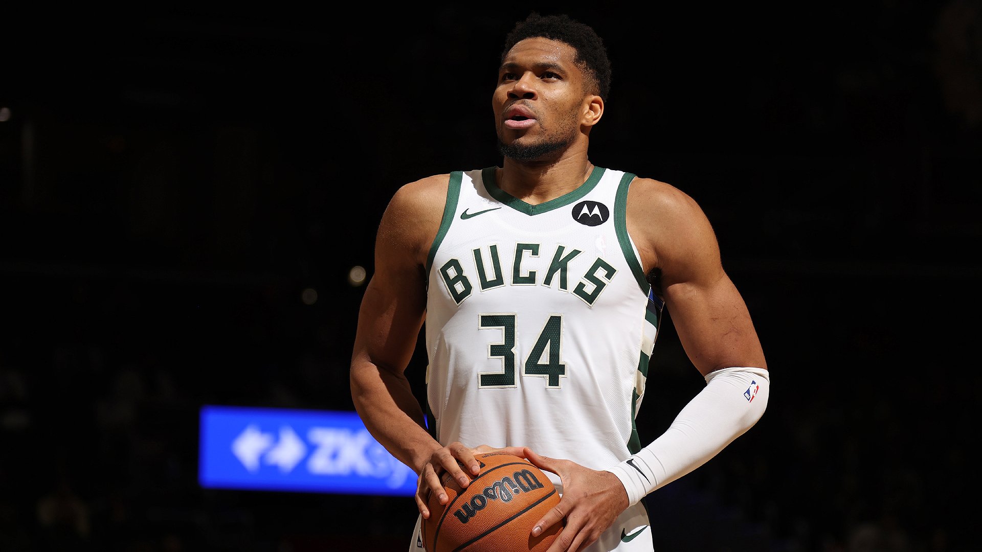 その他 GIANNIS ANTETOKOUNMPO Giannis Antetokounmpo (calf) starts, scores 29 in return