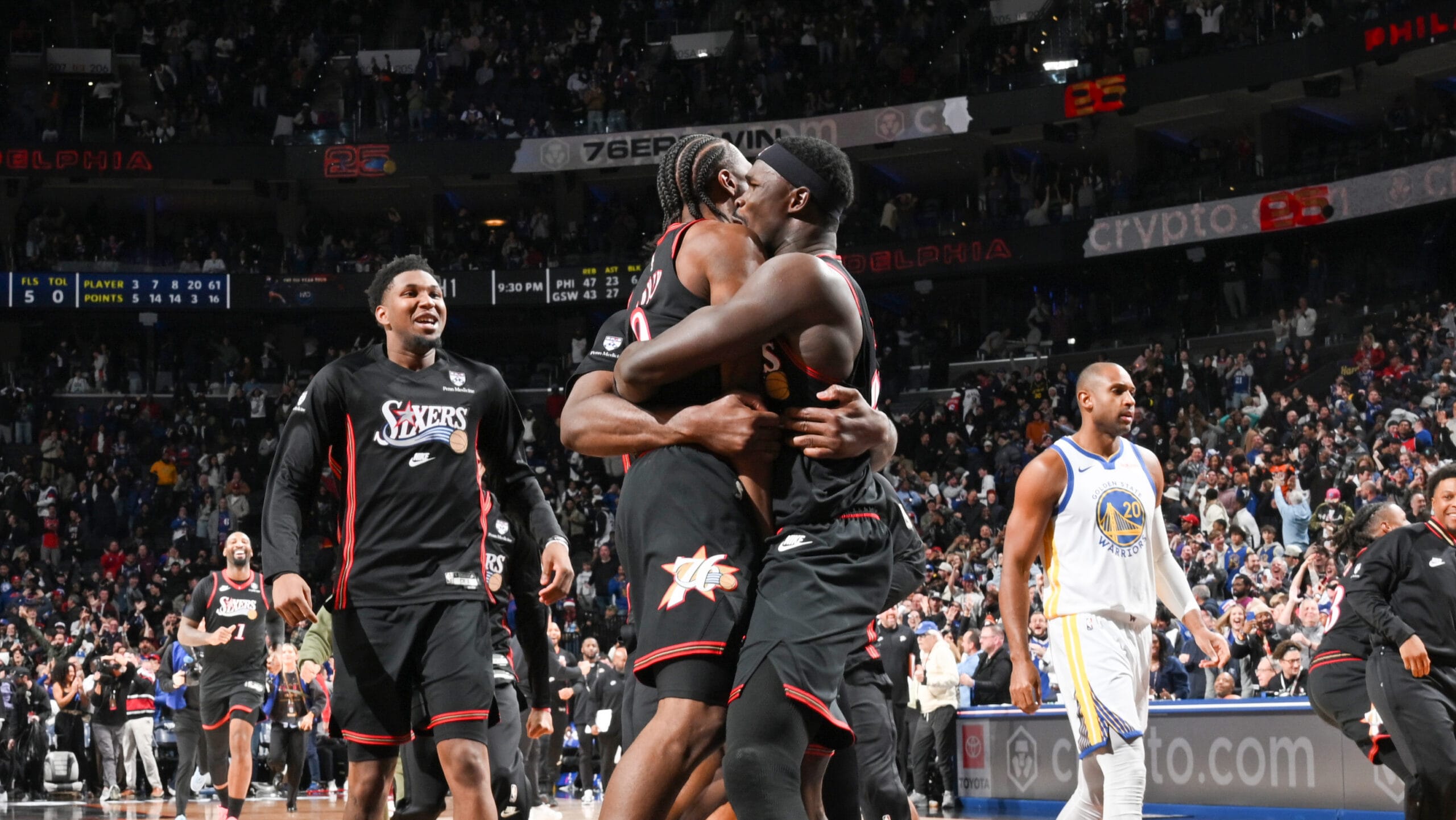 Live Updates: Warriors-76ers, Lakers-Raptors and action from a 5-game night in the NBA