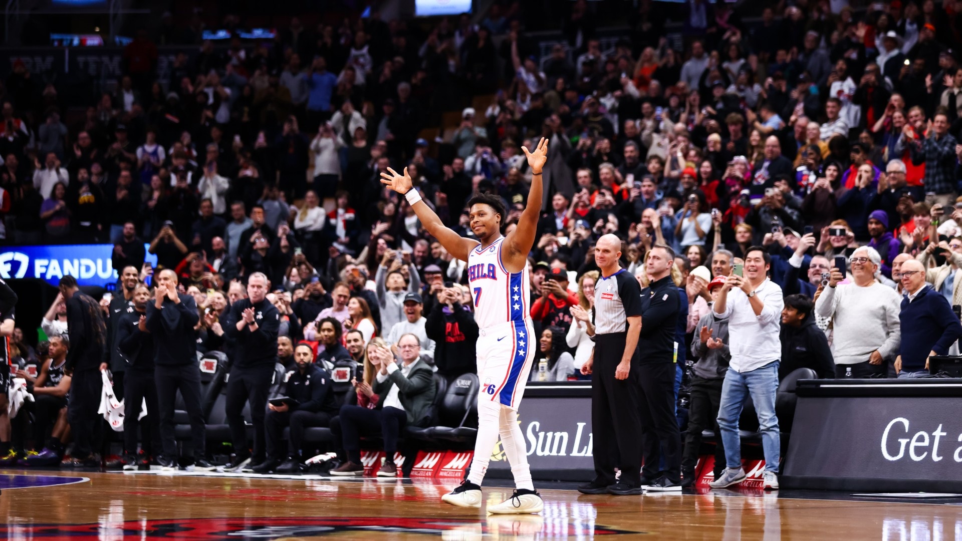 Former Raptors star Kyle Lowry gets huge ovation as 76ers win in Toronto