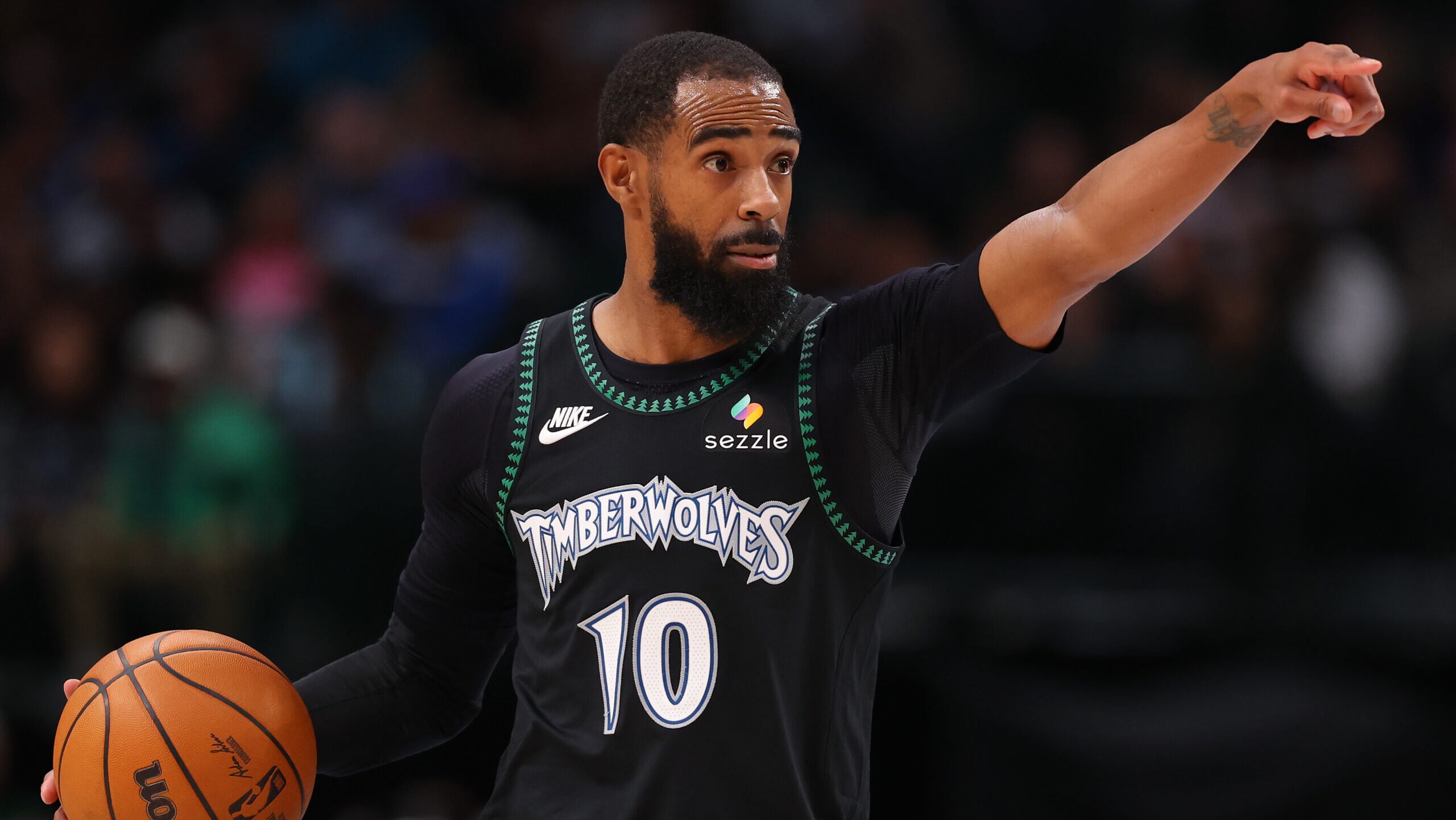 Timberwolves firman a Mike Conley Jr. después de ser liberado por los Hornets.