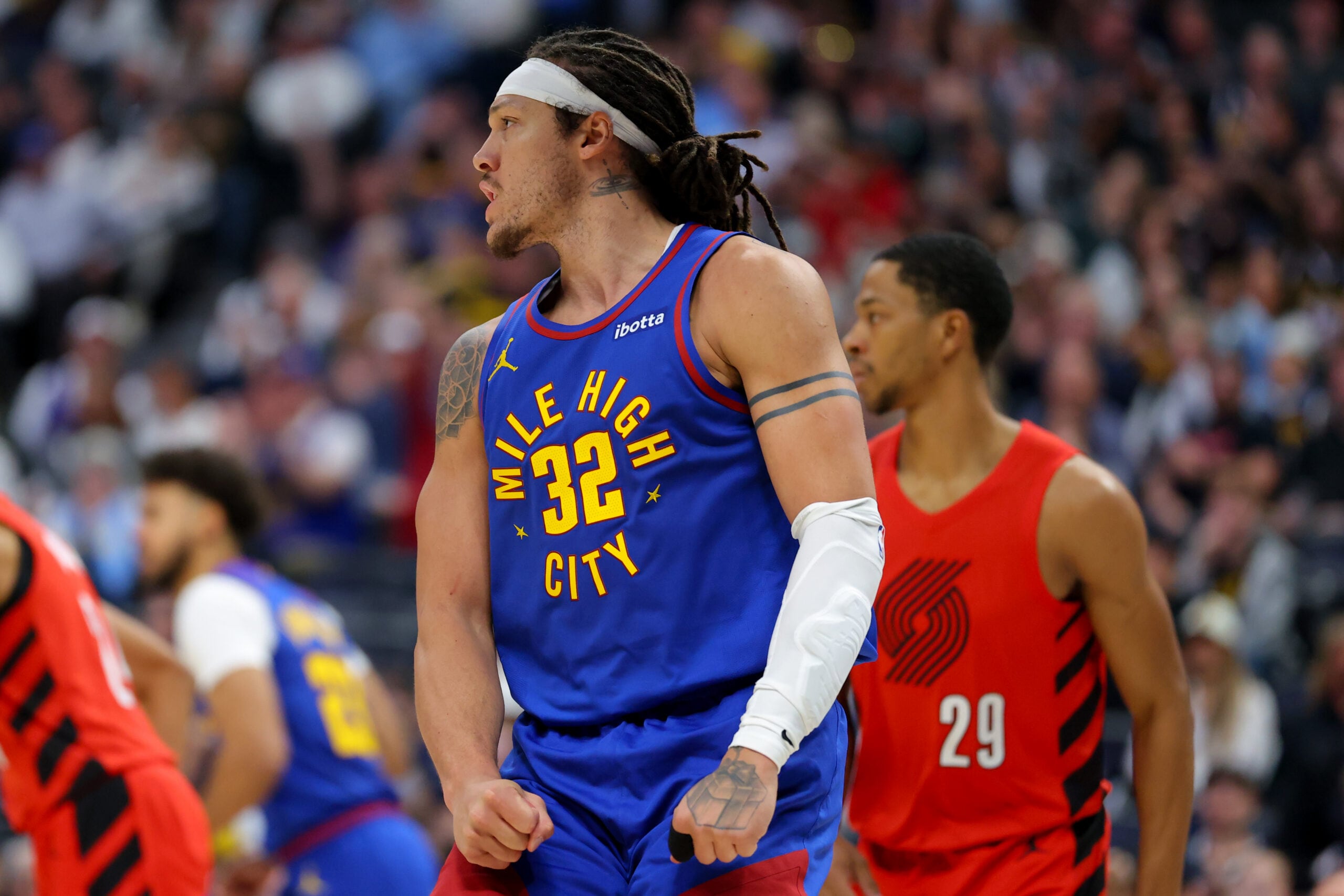 Aaron Gordon tosses a no-look overhead dime to Nikola Jokić for the layup