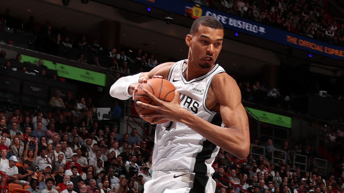 Spurs rout Heat, clinch Southwest Division title