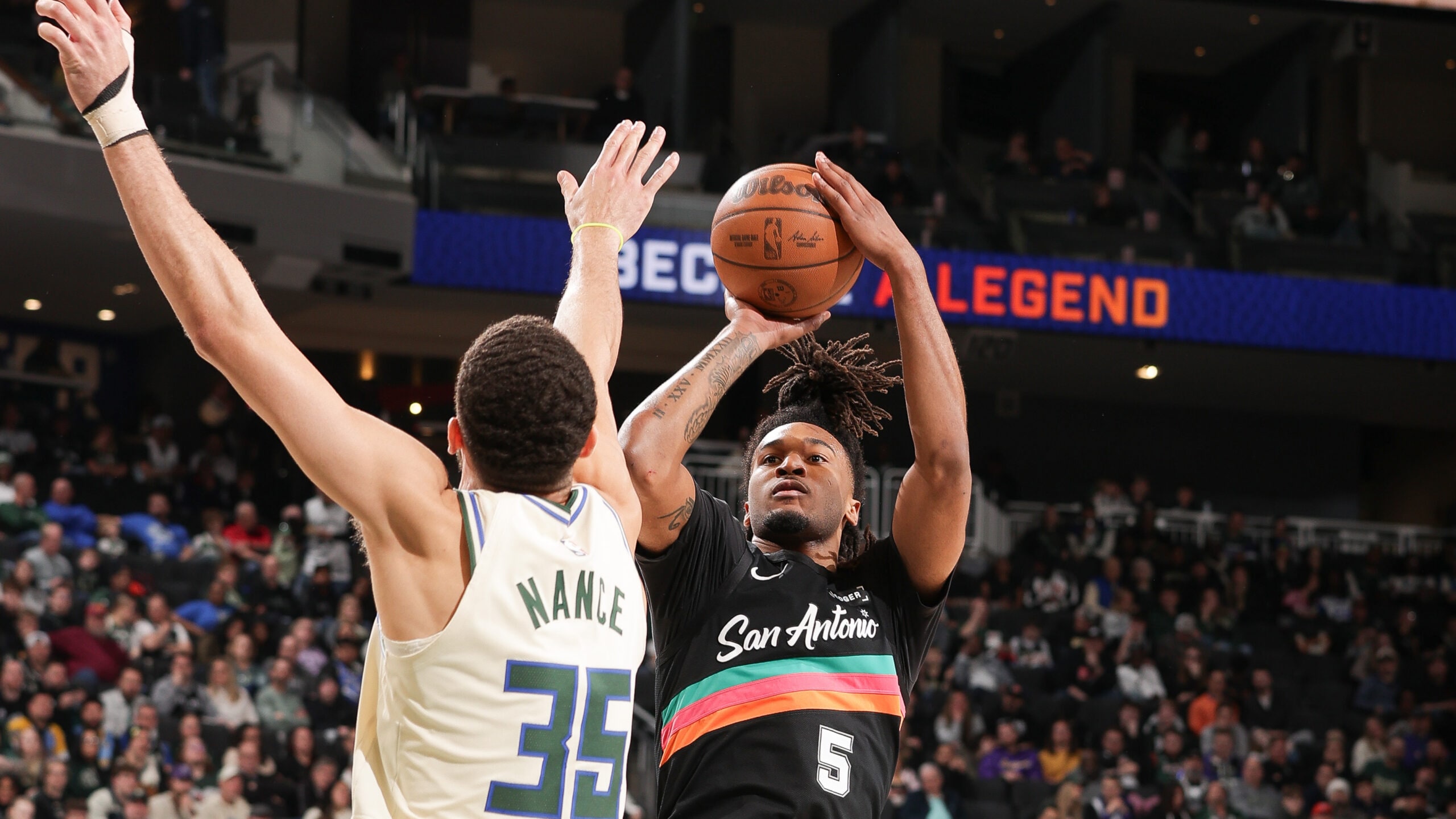 Castle's triple-double leads Spurs to 8th straight win