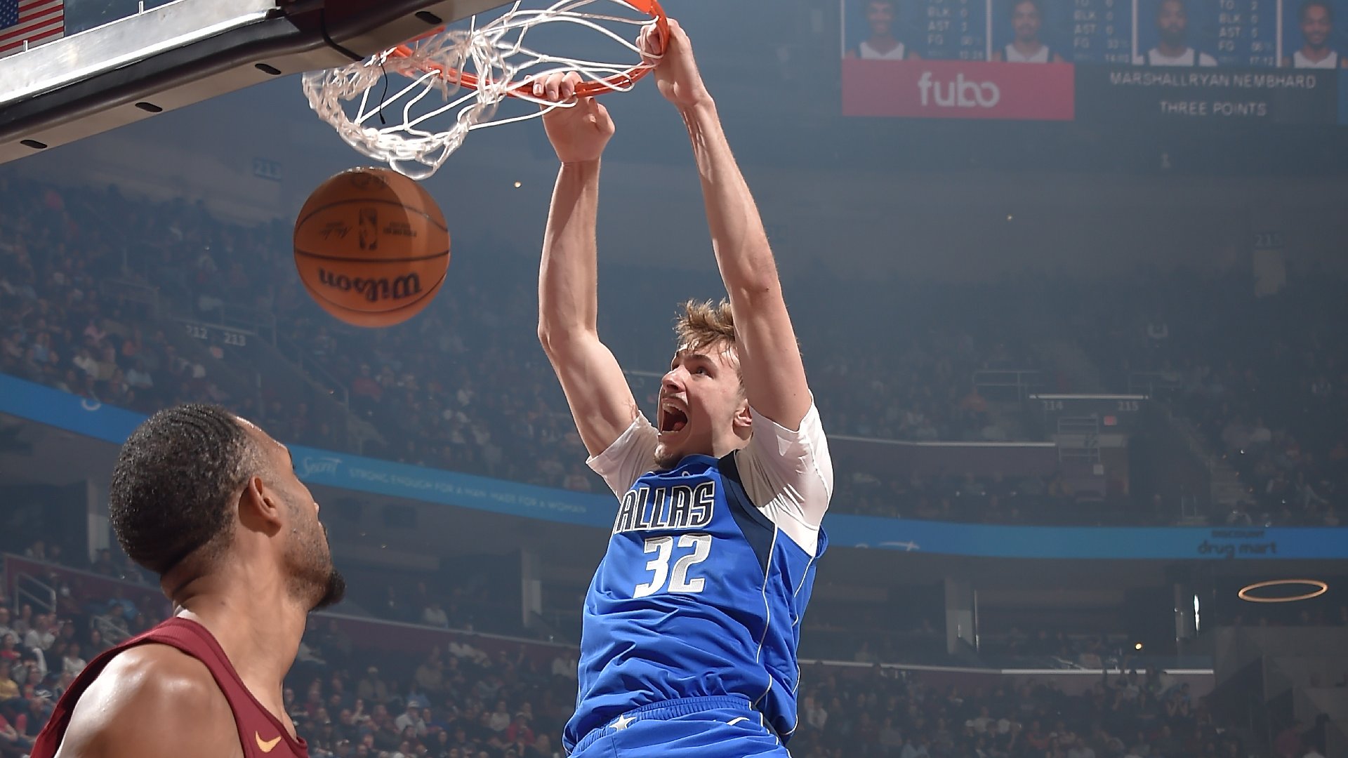 Flagg, Marshall power Mavs' road win vs. Cavs