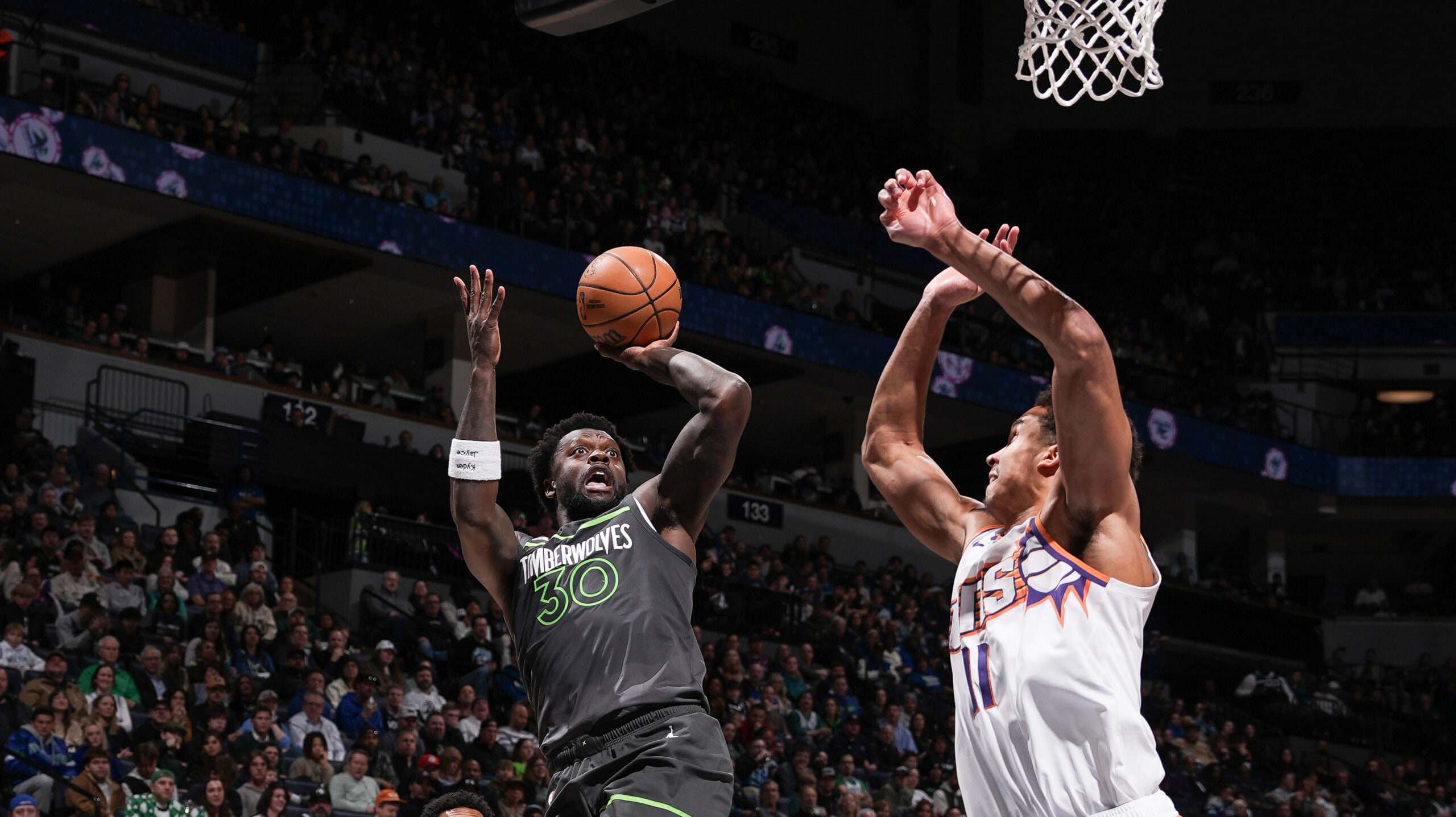 Randle carries offense with 32, Wolves pull away in 4th