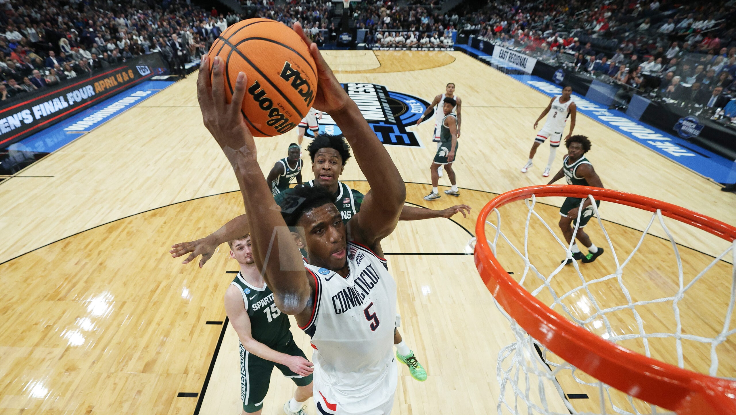 एनसीएए टूर्नामेंट: यूकोन ने मिशिगन राज्य को हराया