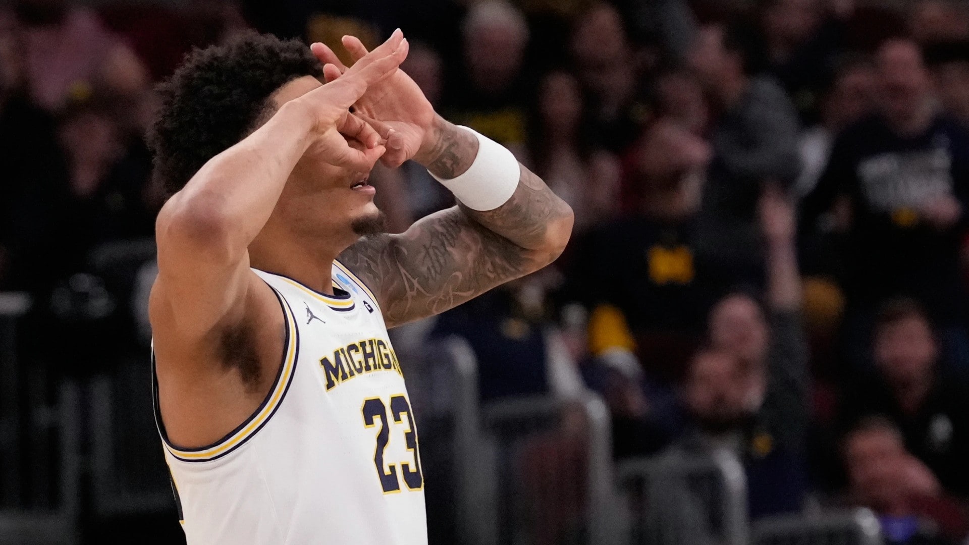 Yaxel Lendeborg scores 23 as Michigan beats Alabama, advances to Elite 8