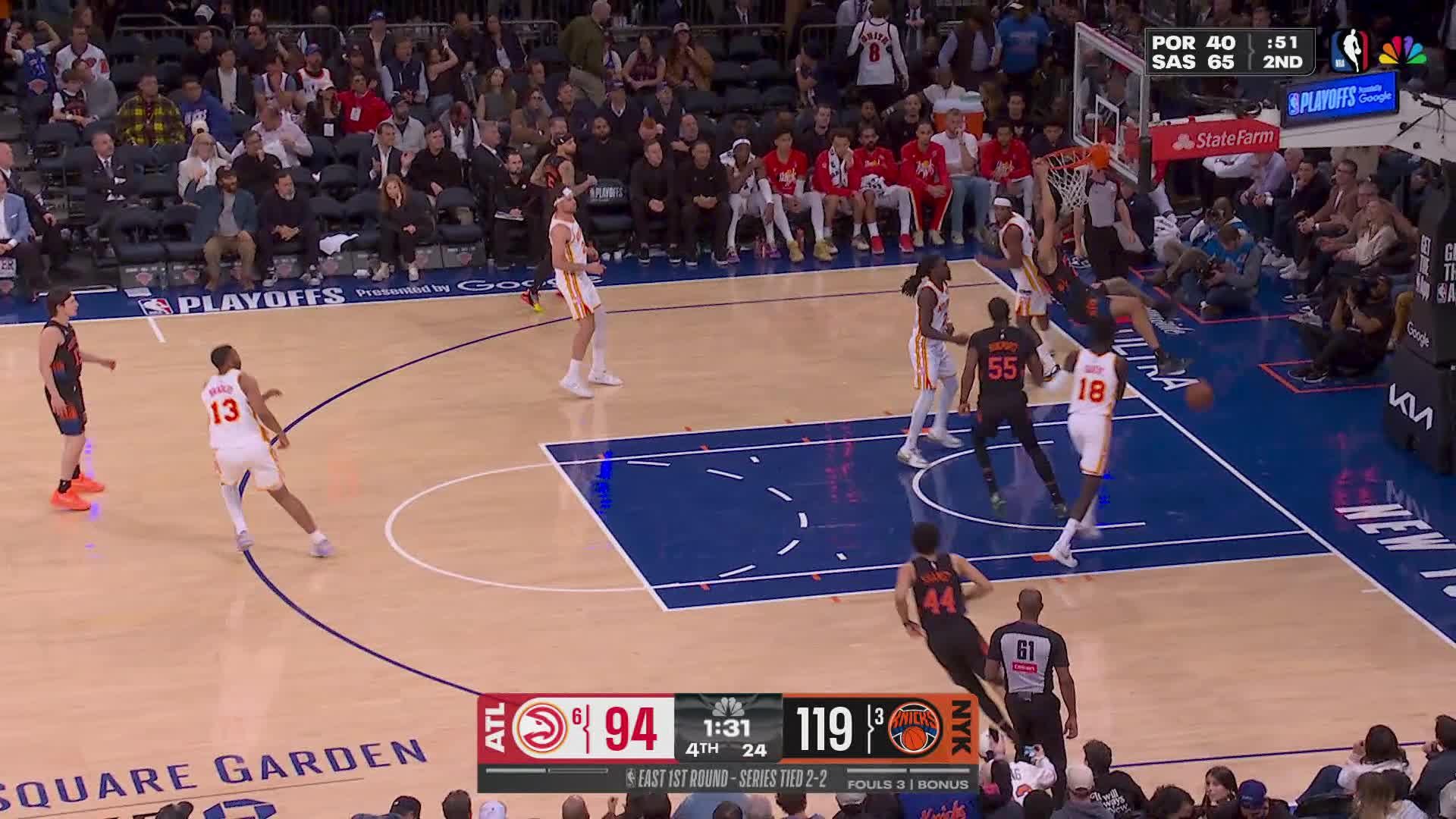 Jeremy Sochan with the dunk