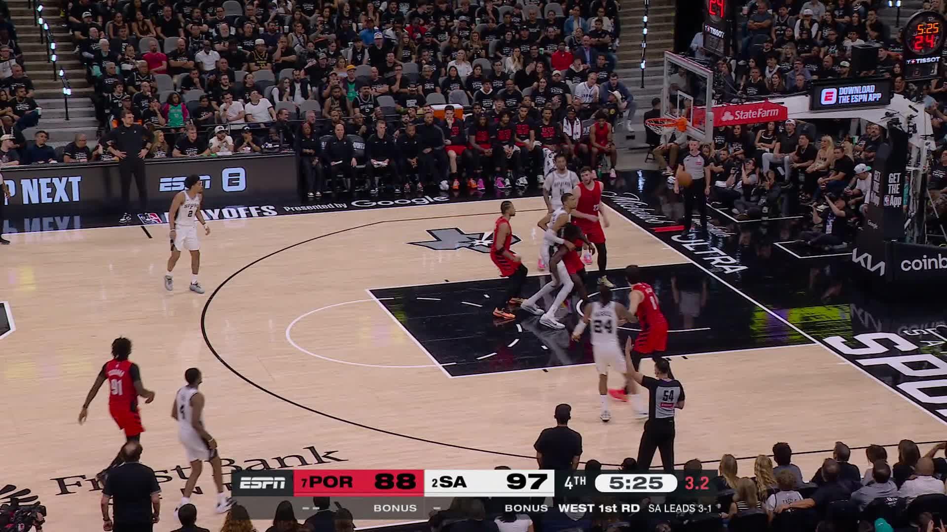 De'Aaron Fox knocks it down from deep