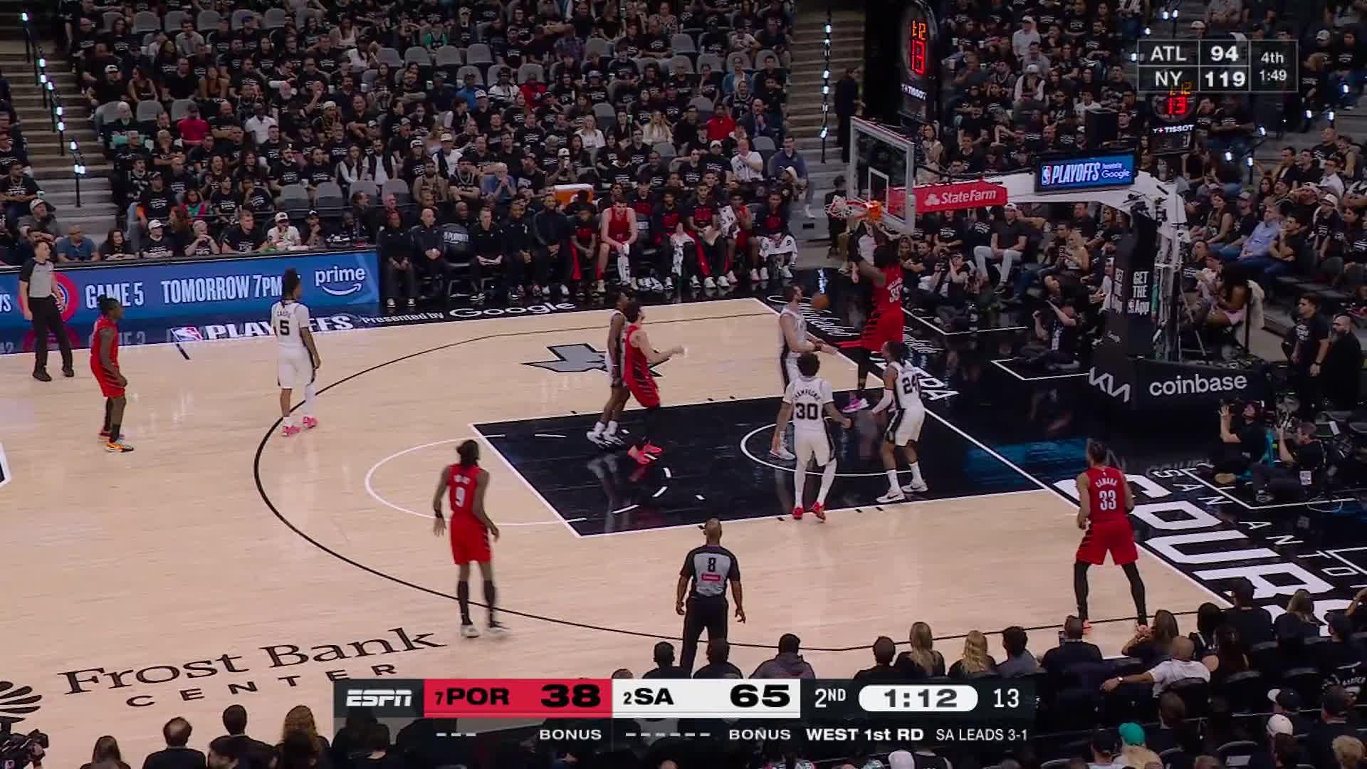 Robert Williams III throws it down