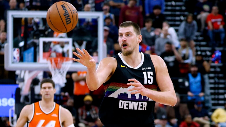 Nikola Jokić listo para convertirse en el primer jugador en la historia de la NBA en liderar la liga en asistencias y rebotes por partido.