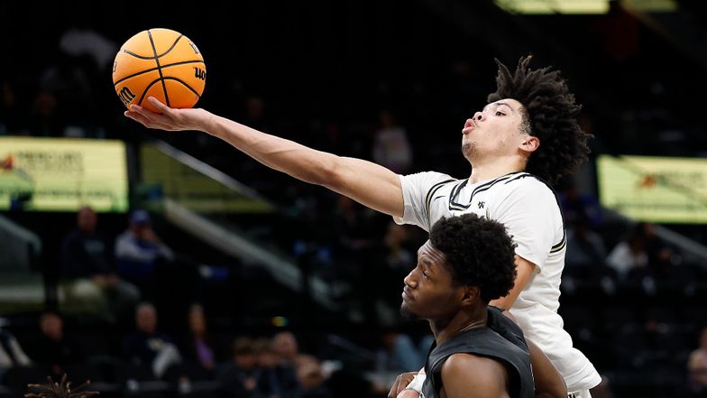 Top basketball recruit Tyran Stokes commits to Kansas over Kentucky
