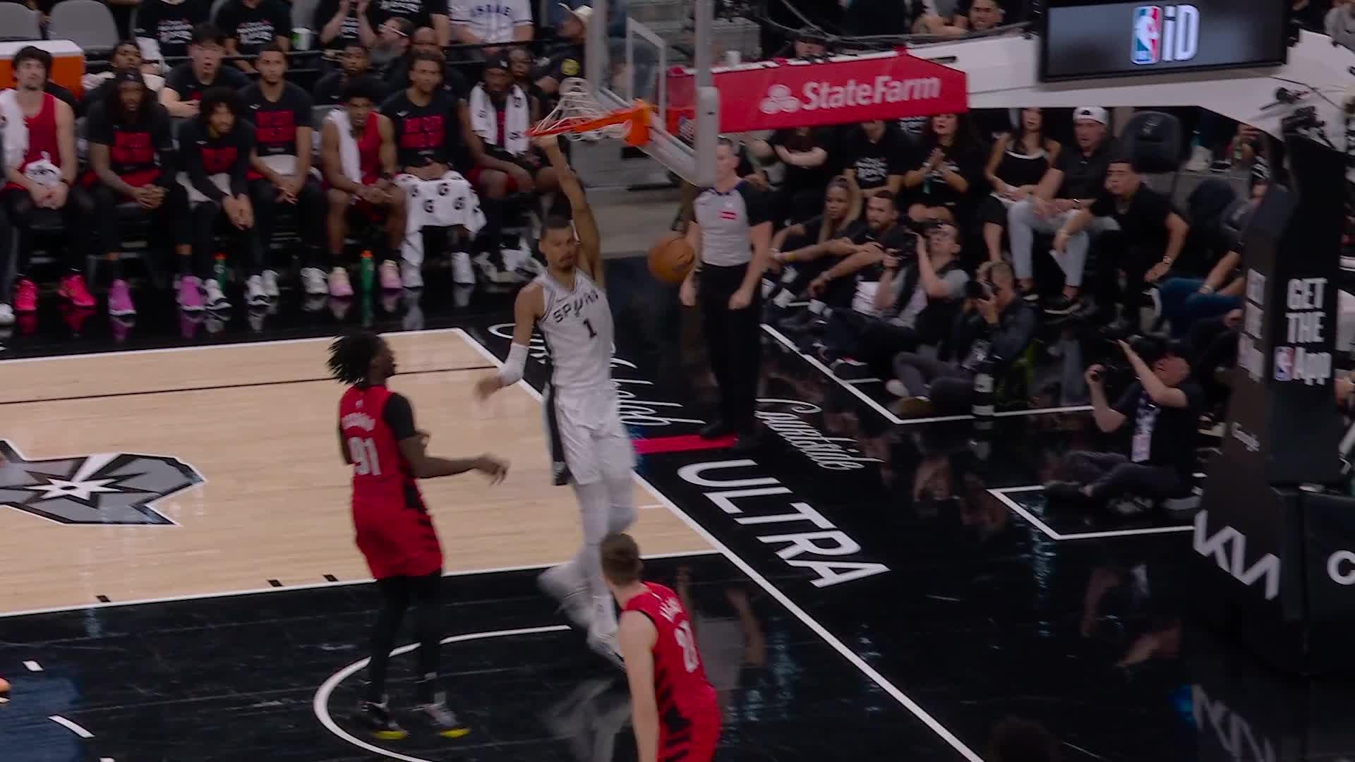 Victor Wembanyama ascends for the slam!