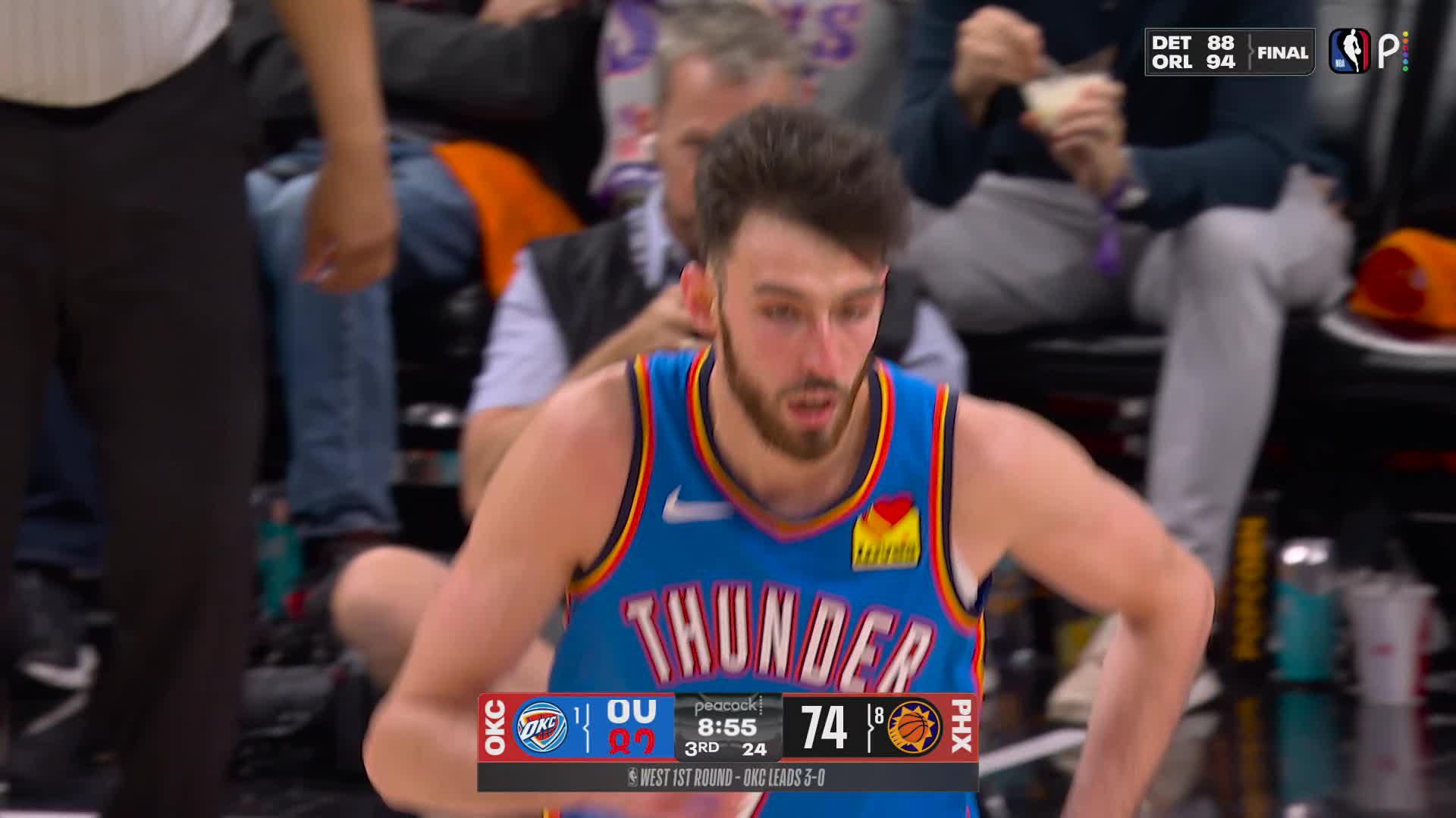 Chet Holmgren throws it down