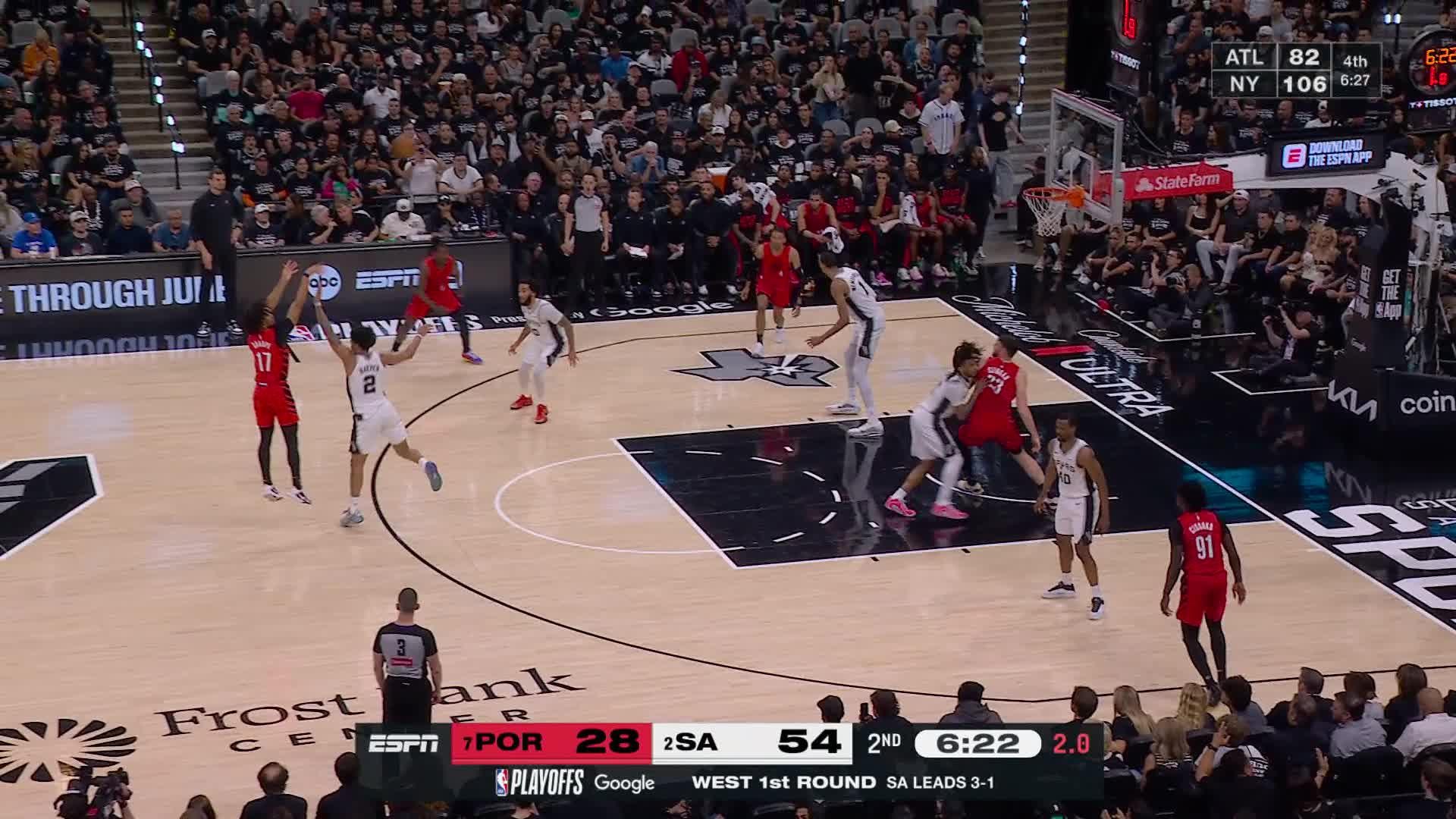 Shaedon Sharpe connects from behind the arc