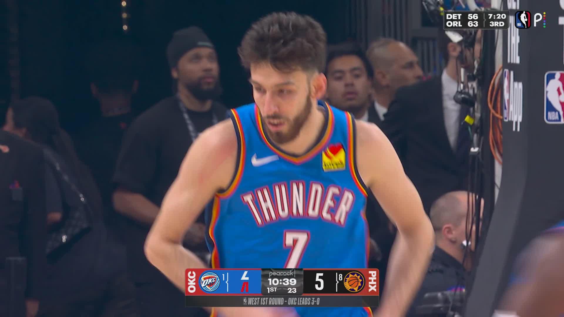 Chet Holmgren throws it down