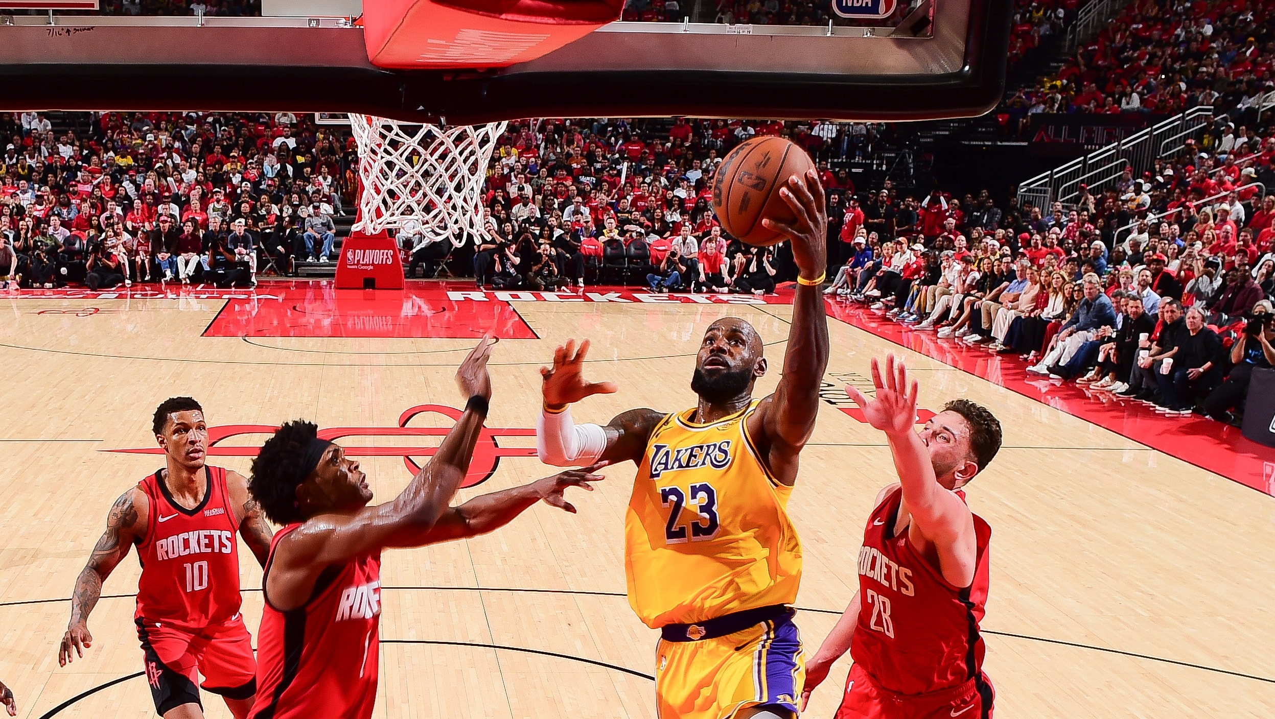 Lakers pull stunner in Game 3 to push Rockets to brink