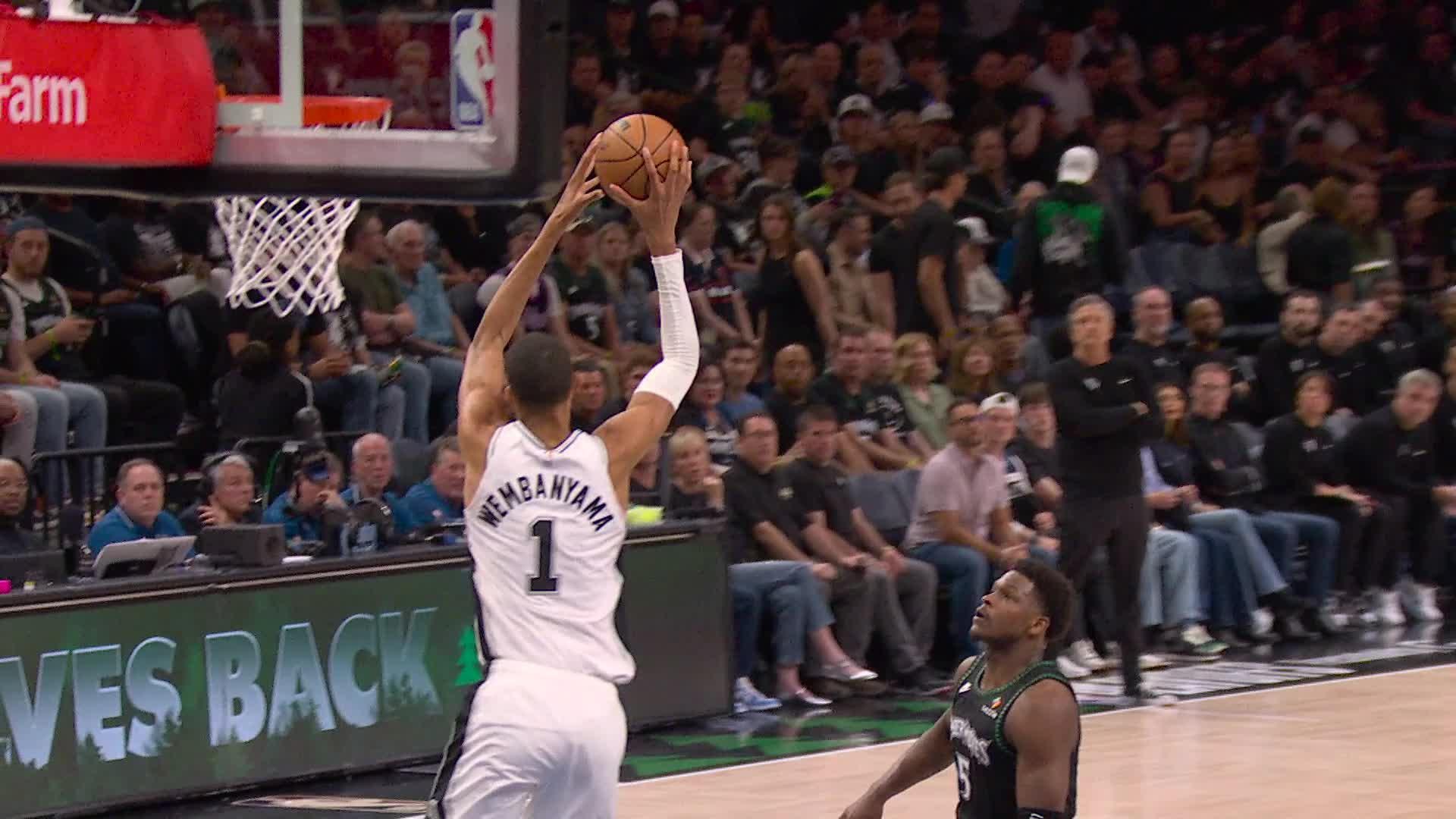 Victor Wembanyama throws it down
