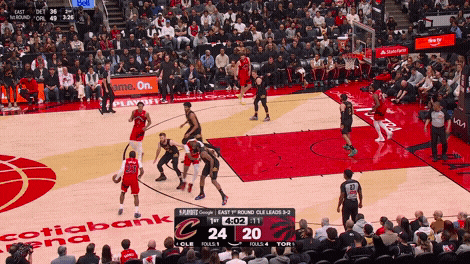 Scottie Barnes jumper over Dean Wade
