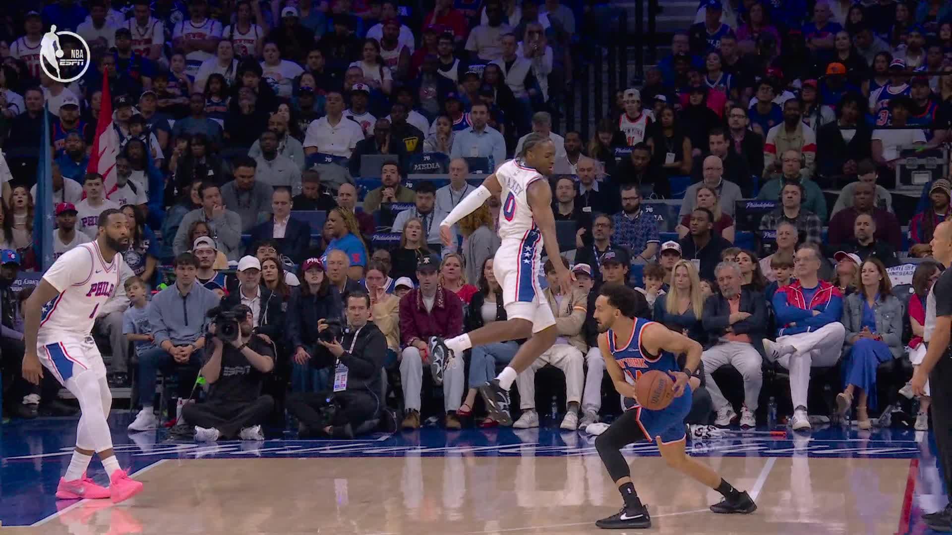 Landry Shamet drills the triple