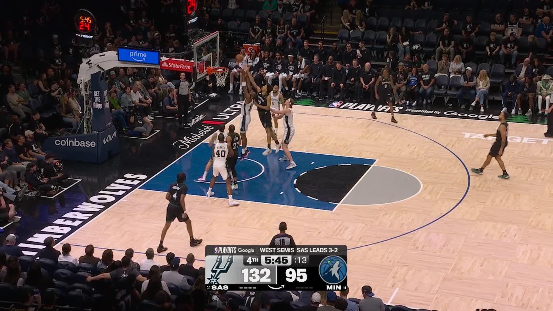 Joan Beringer with the dunk