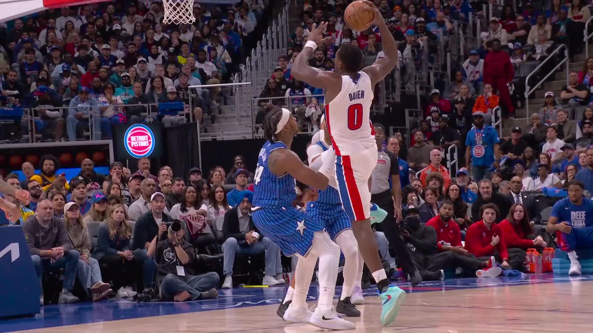 Jalen Duren ascends for the slam!