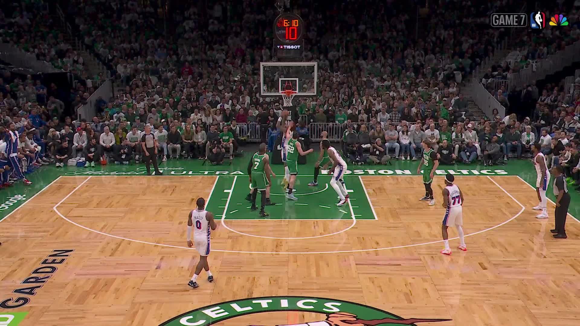 Kelly Oubre Jr. rises up for the dunk