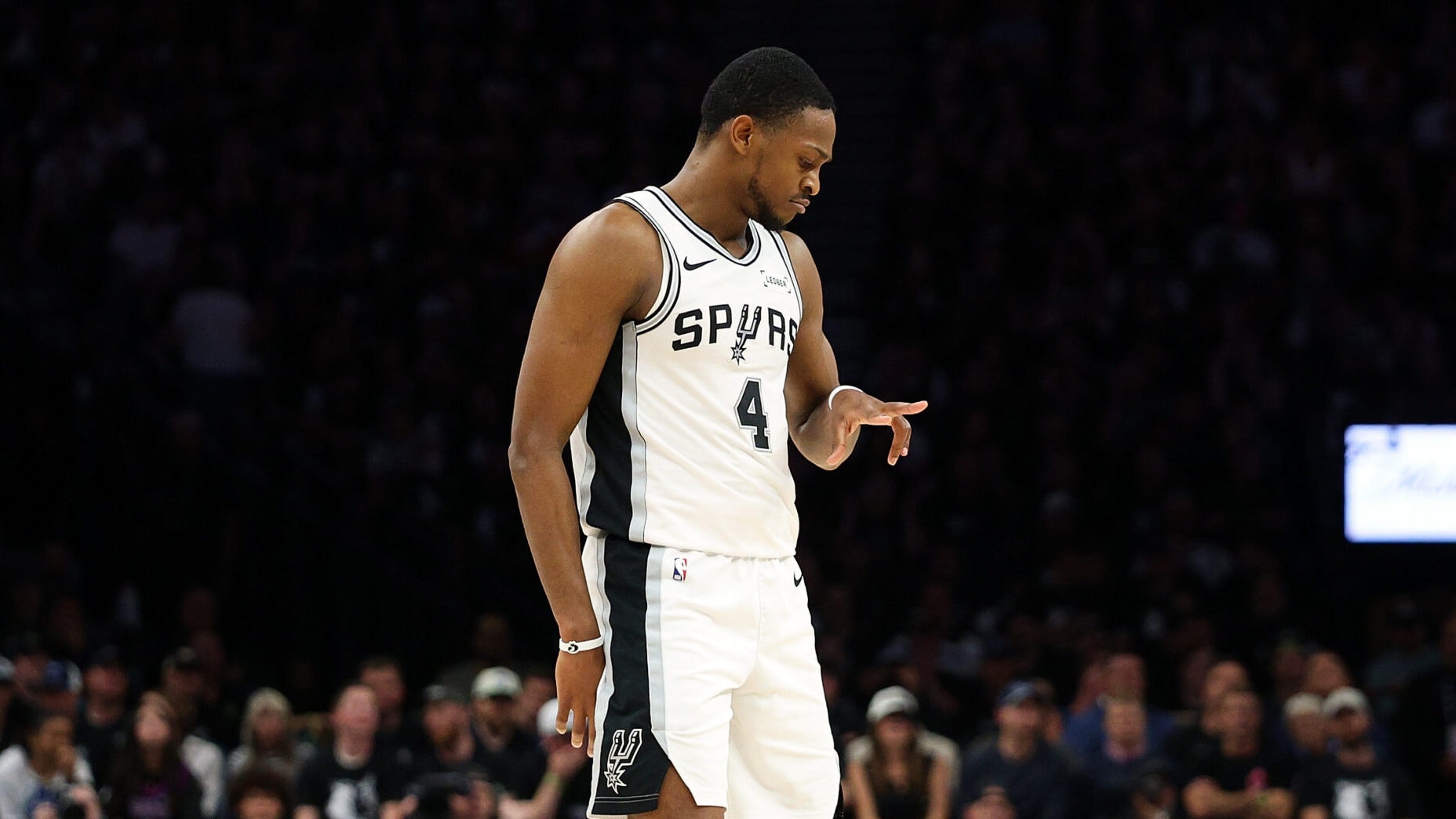 Spurs rule De'Aaron Fox out of Game 1 vs. Thunder due to ankle soreness