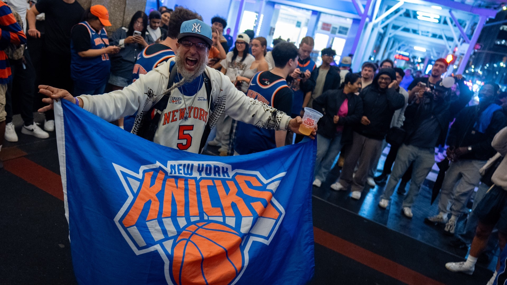 Knicks fans forget about the bad times and savor their first NBA Finals trip since 1999
