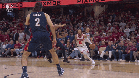 Jalen Brunson whips the one-handed pass to Landry Shamet for a corner 3-pointer.