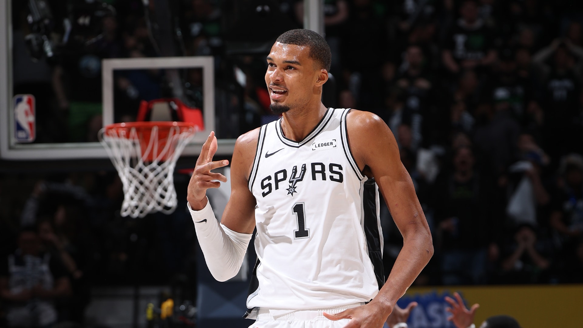 Recap: Knicks go up 3-0, Spurs take 2-1 lead behind Wemby's historic night