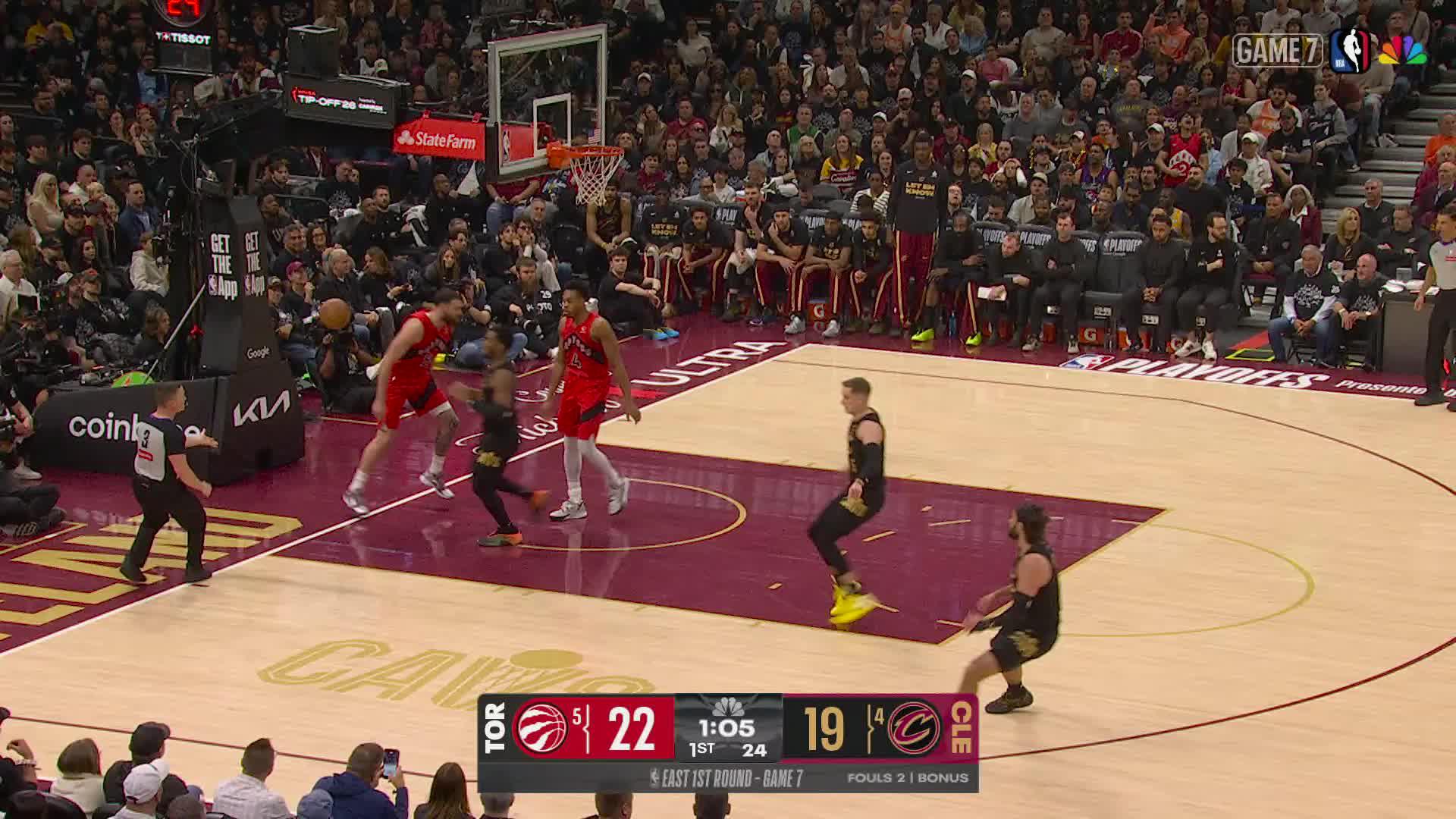 Sandro Mamukelashvili with the dunk