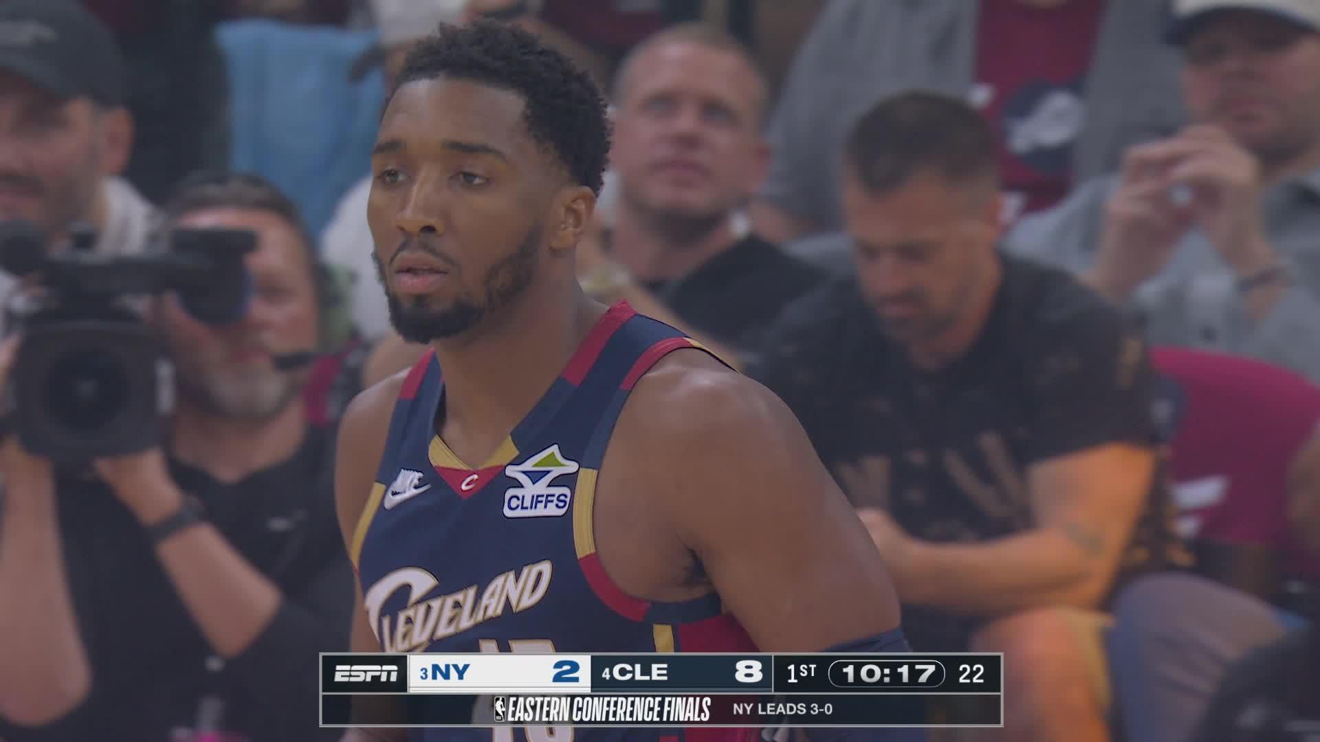 Donovan Mitchell dials from long distance
