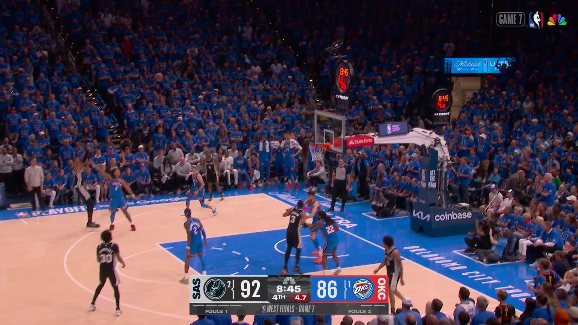Victor Wembanyama connects from behind the arc