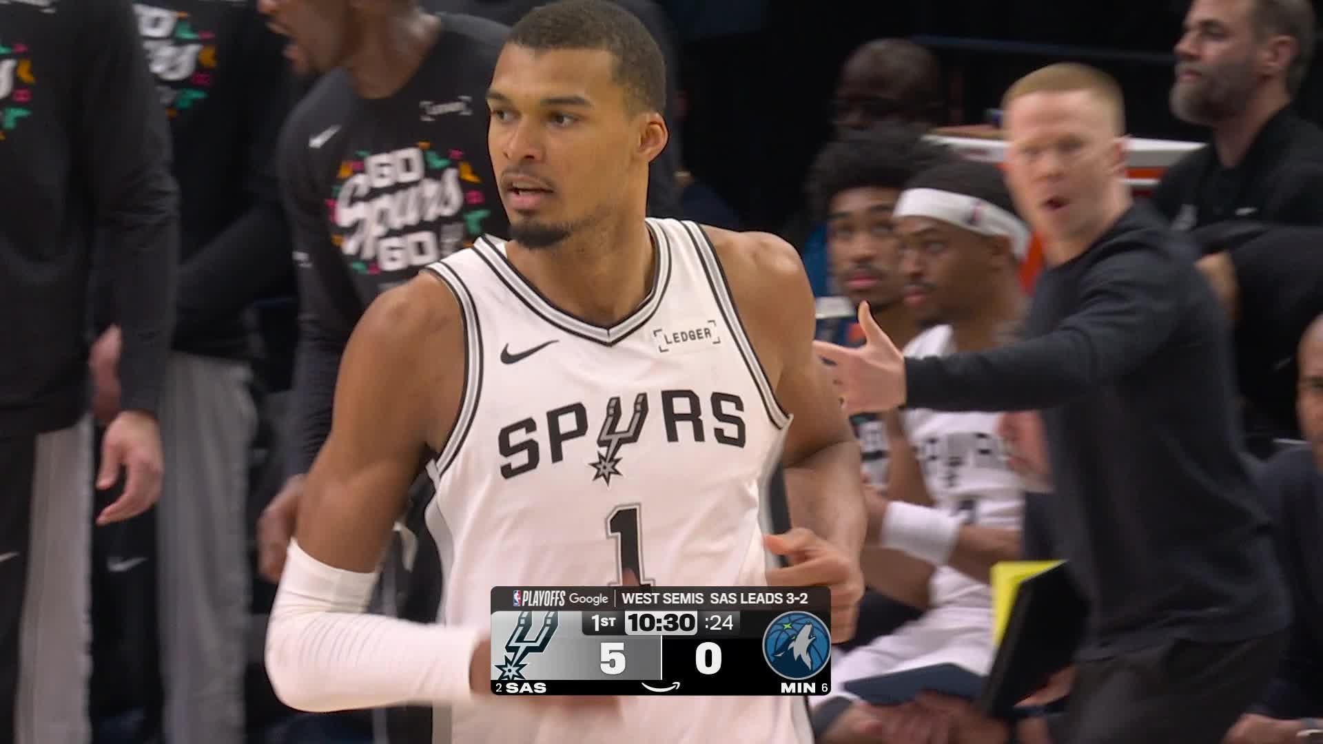 Victor Wembanyama throws down the alley-oop