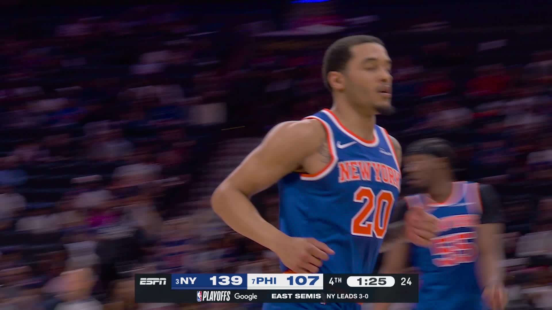 Jeremy Sochan slams home the alley-oop