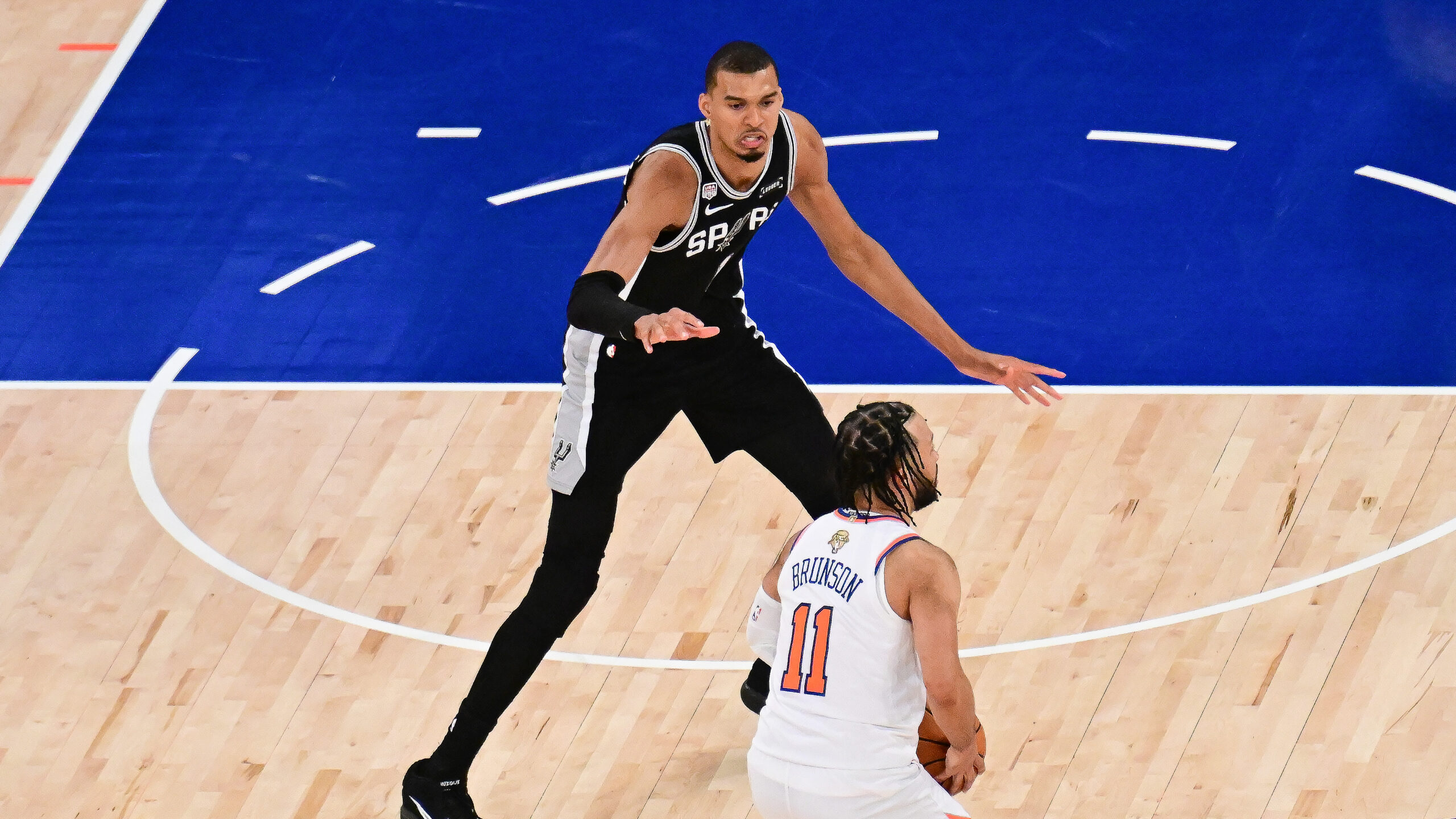 Legendary Moments in NBA History: Sixers retire Chamberlain's No