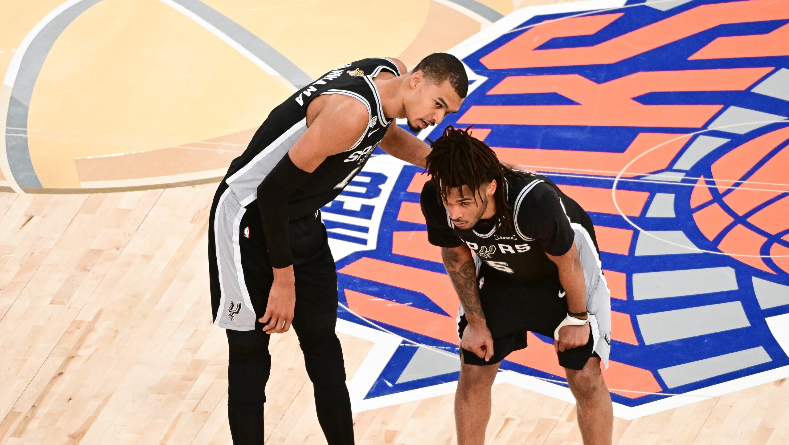 Starting 5: Spurs stand tall at MSG, win Game 3