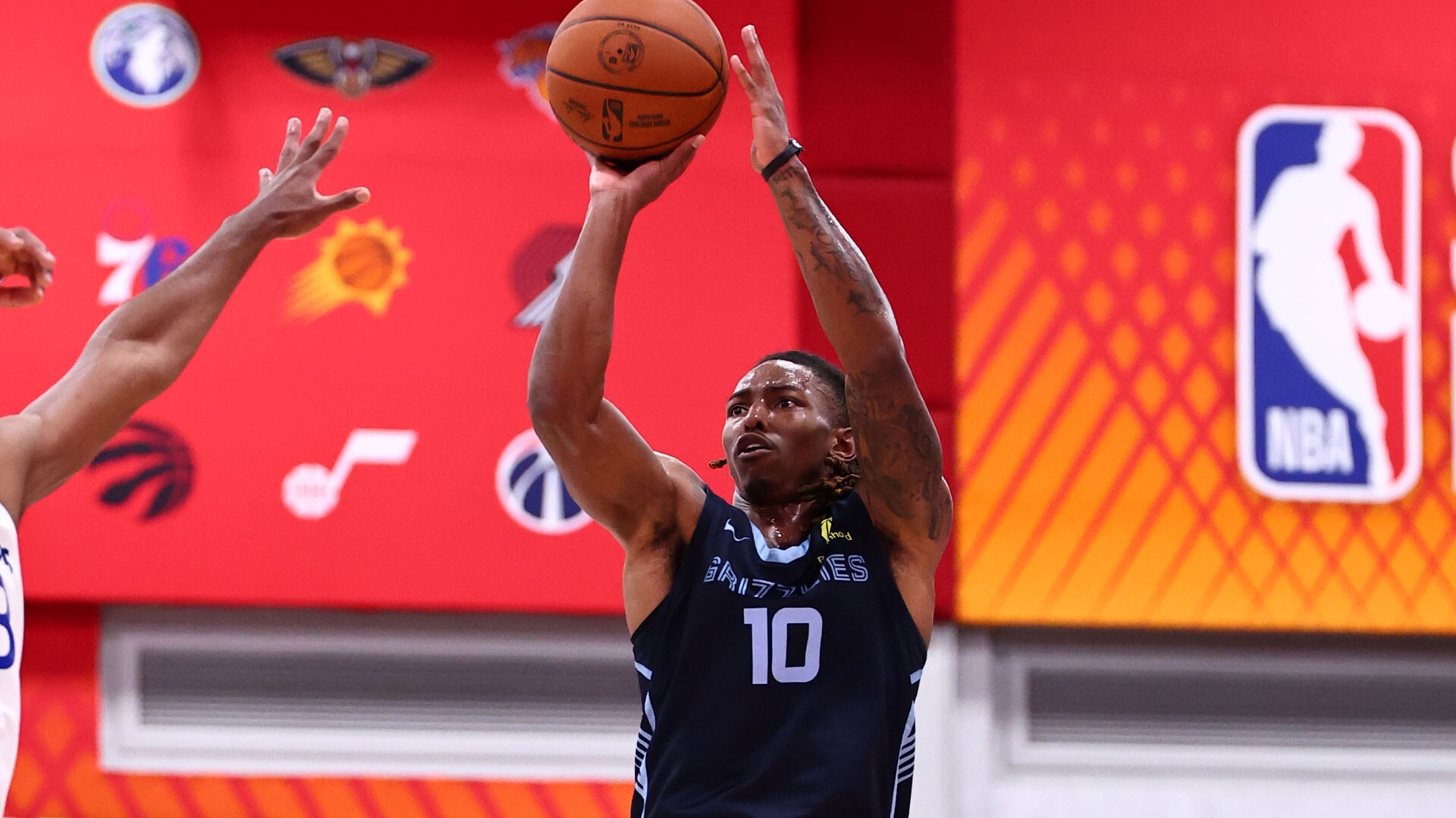 Small, 3-point shooting fift Grizzlies past Warriors