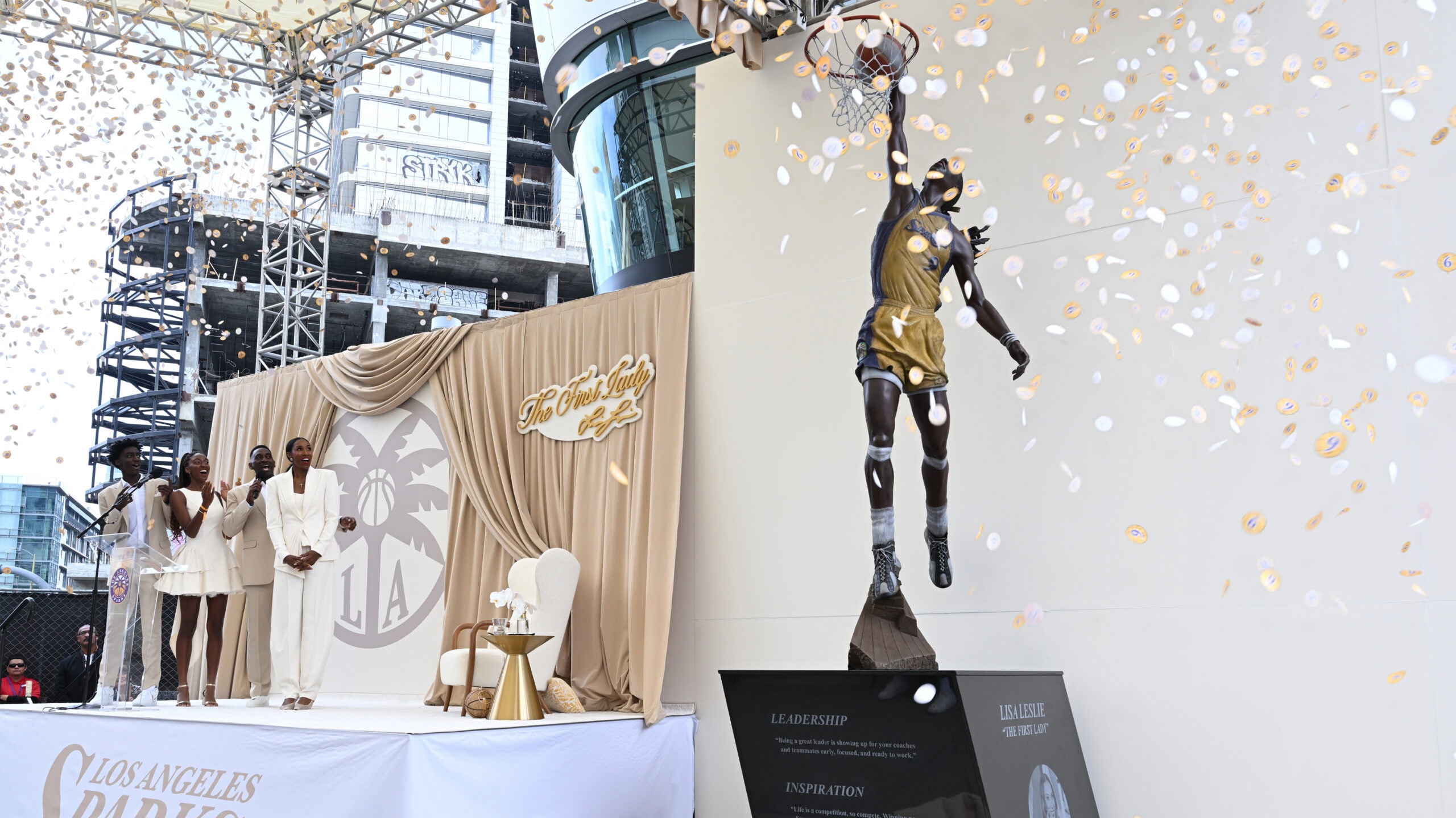 Los Angeles Sparks honor Lisa Leslie with statue