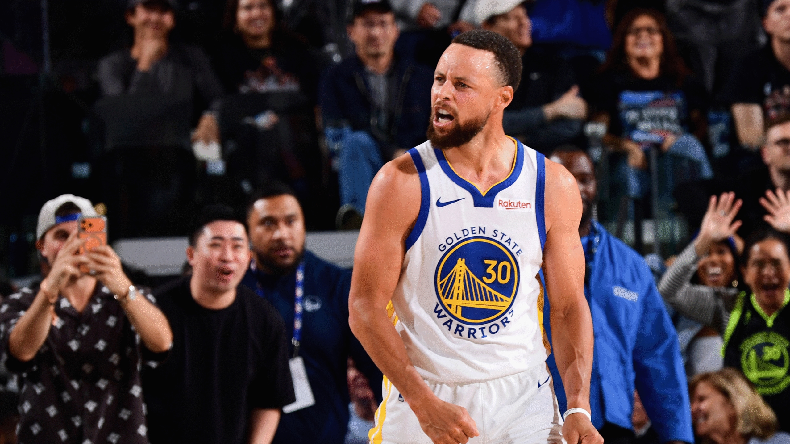 Curry agrees to 2-year extension with Warriors