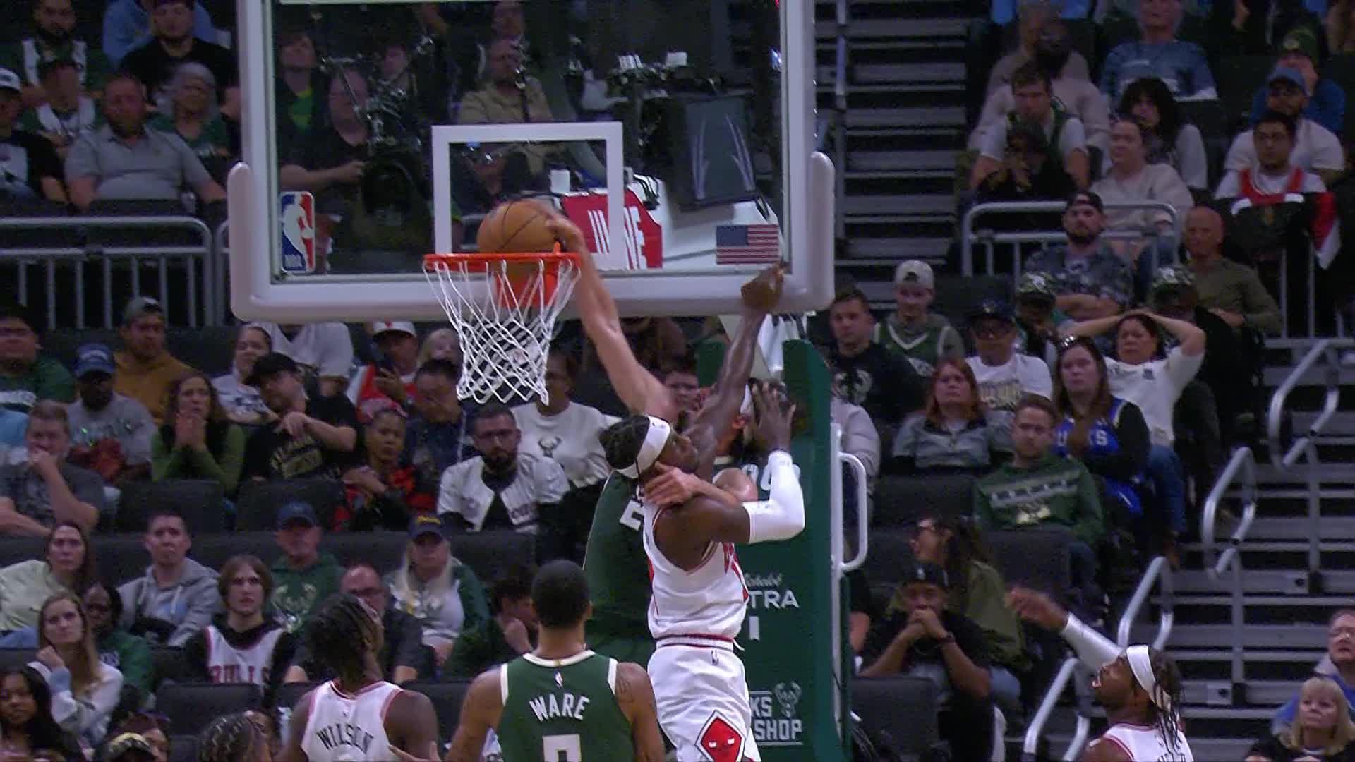 Milwaukee Bucks vs. Chicago Bulls - 4th Quarter Highlights