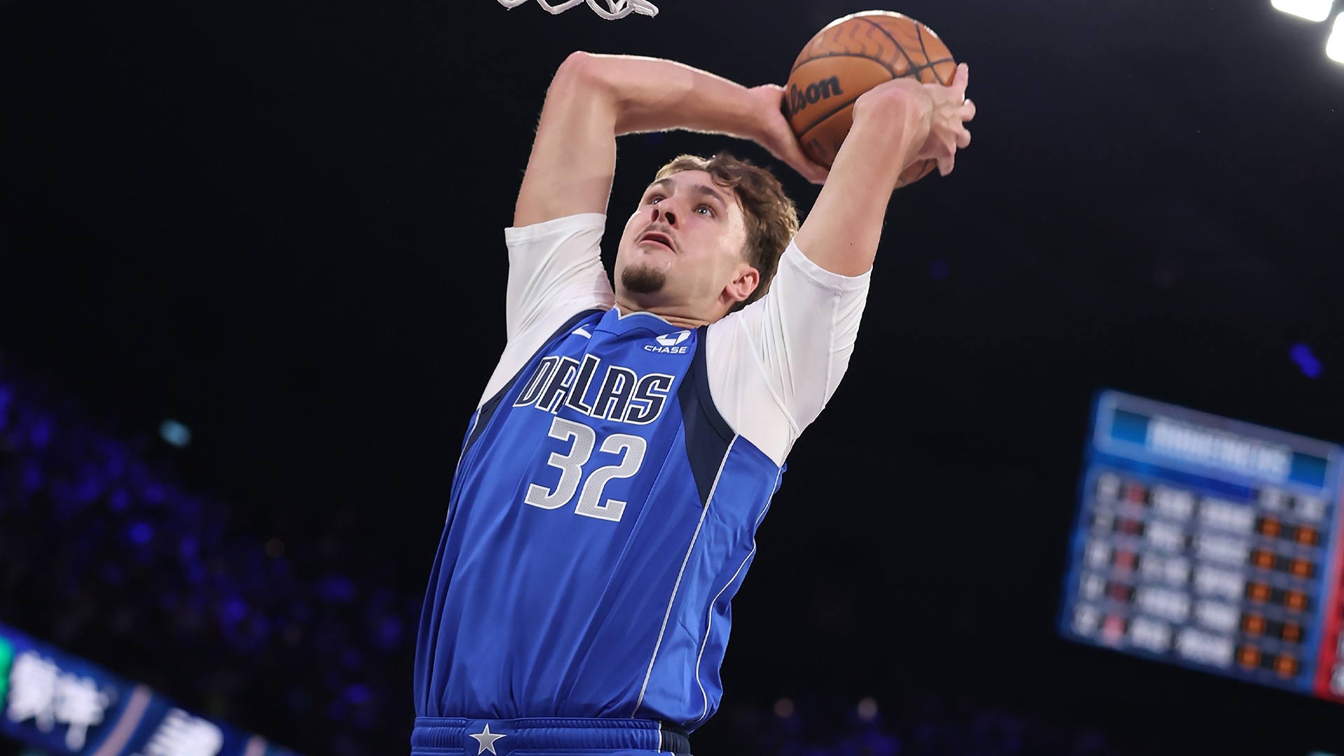 Cooper Flagg slams home the alley-oop