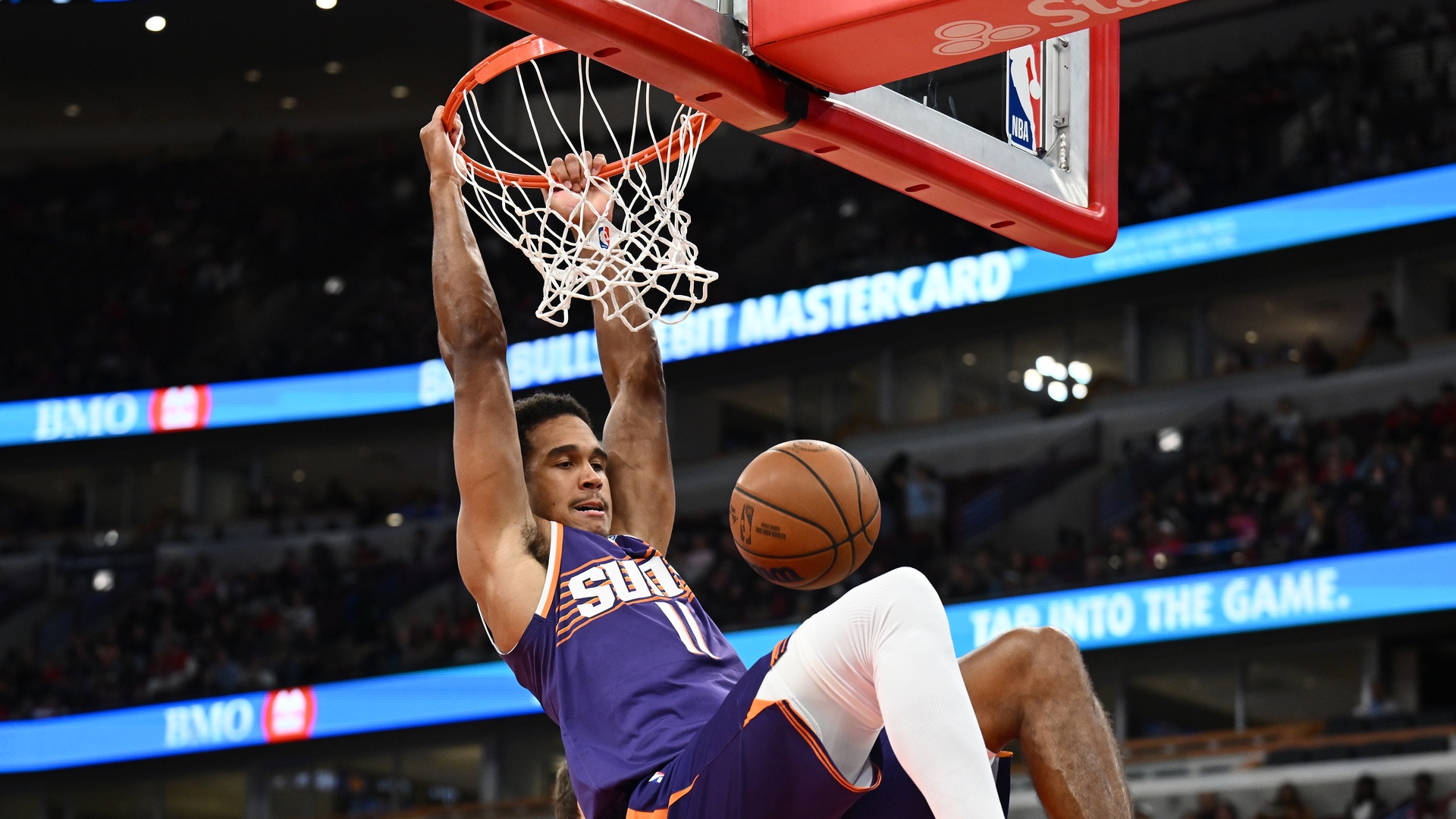 Oso Ighodaro throws down a highlight dunk