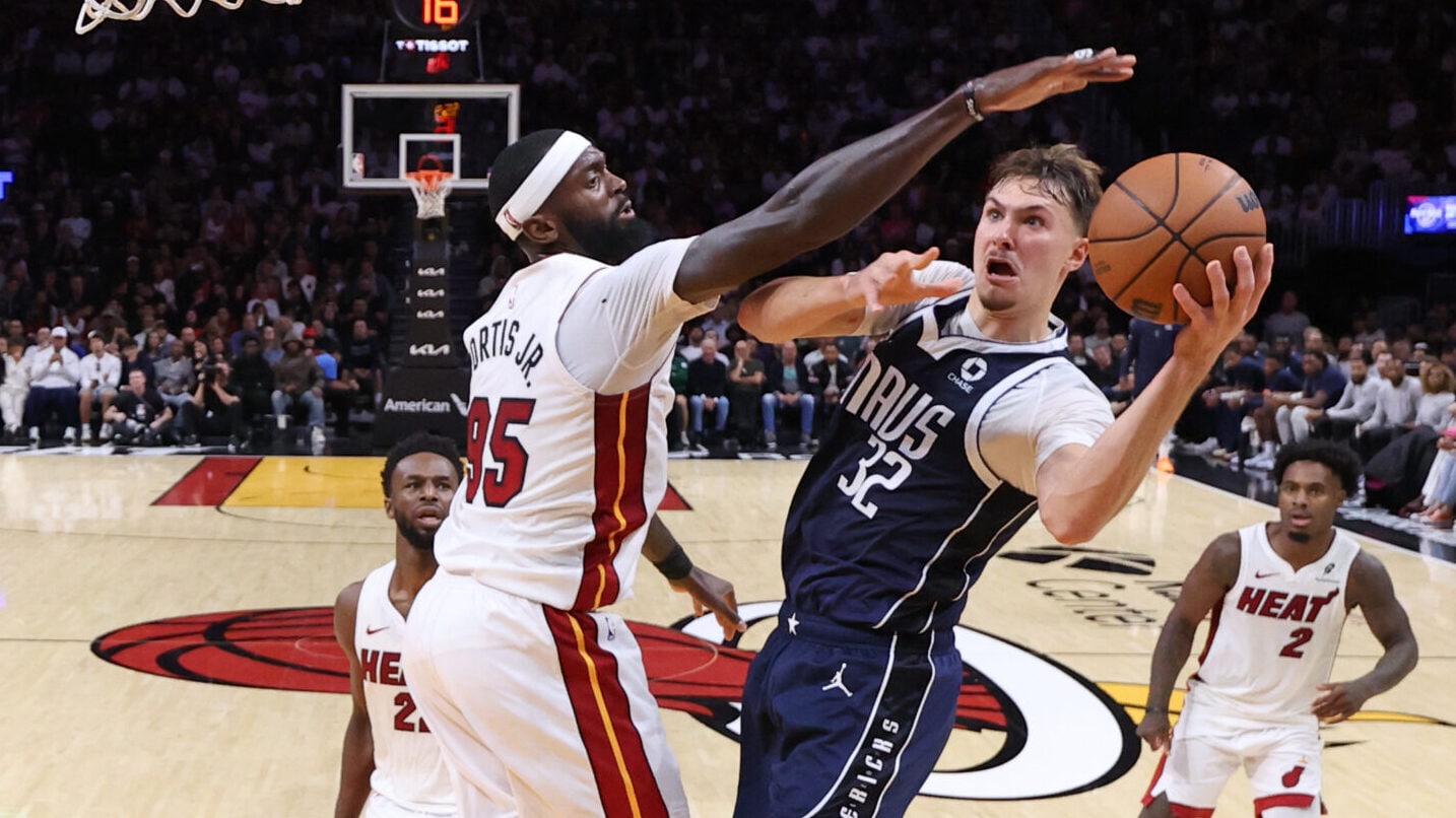 Flagg, Mavs drop Heat to 0-4 with victory in Miami