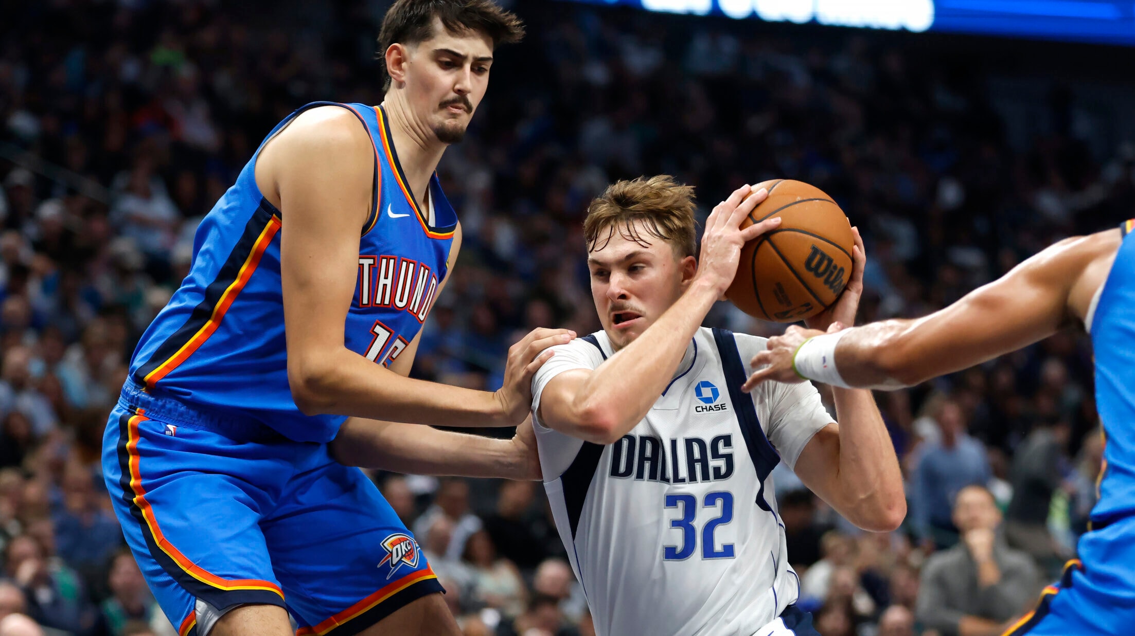 Flagg, Mavericks storm Thunder in Dallas