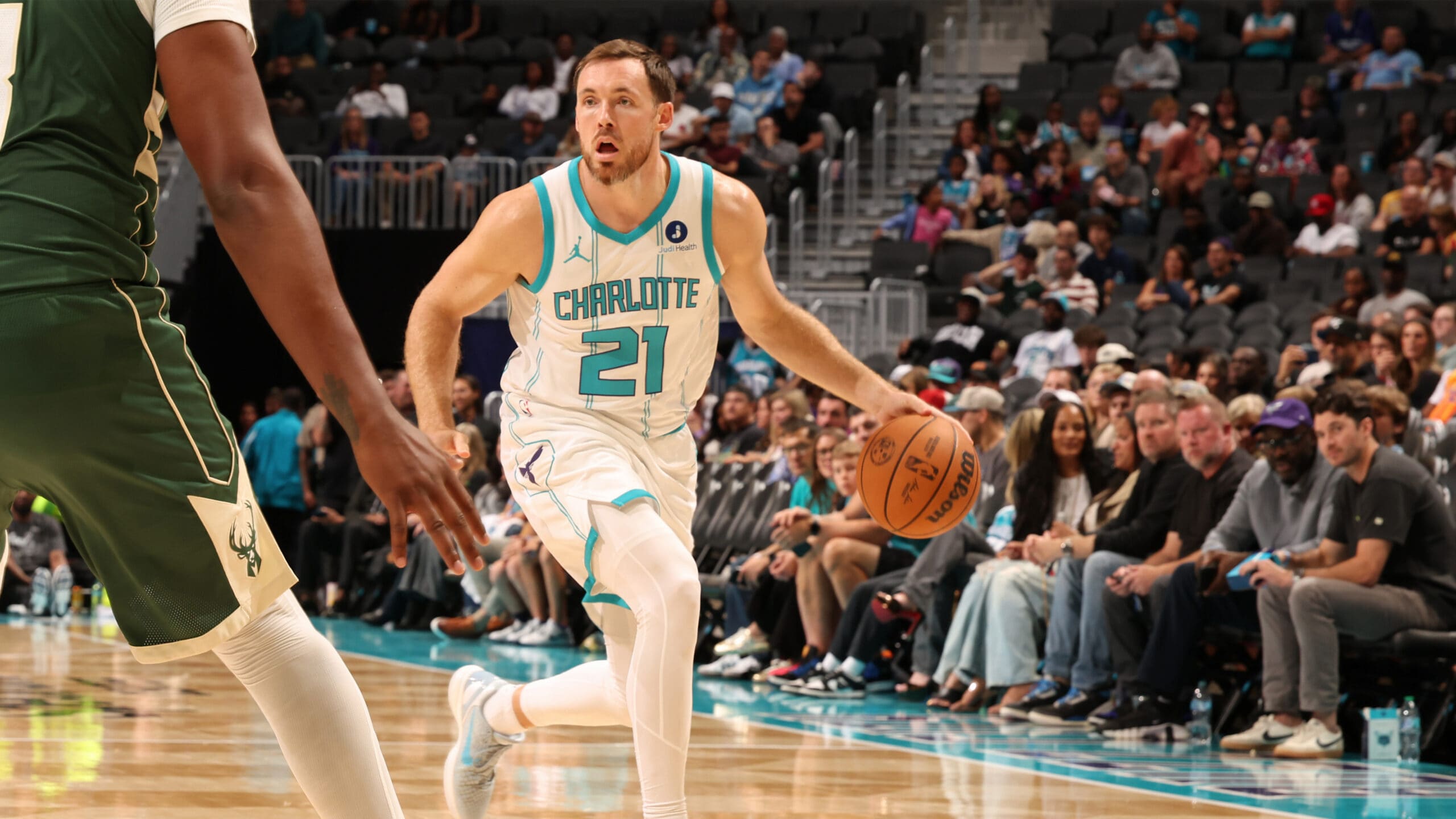 Charlotte Hornets waive Pat Connaughton